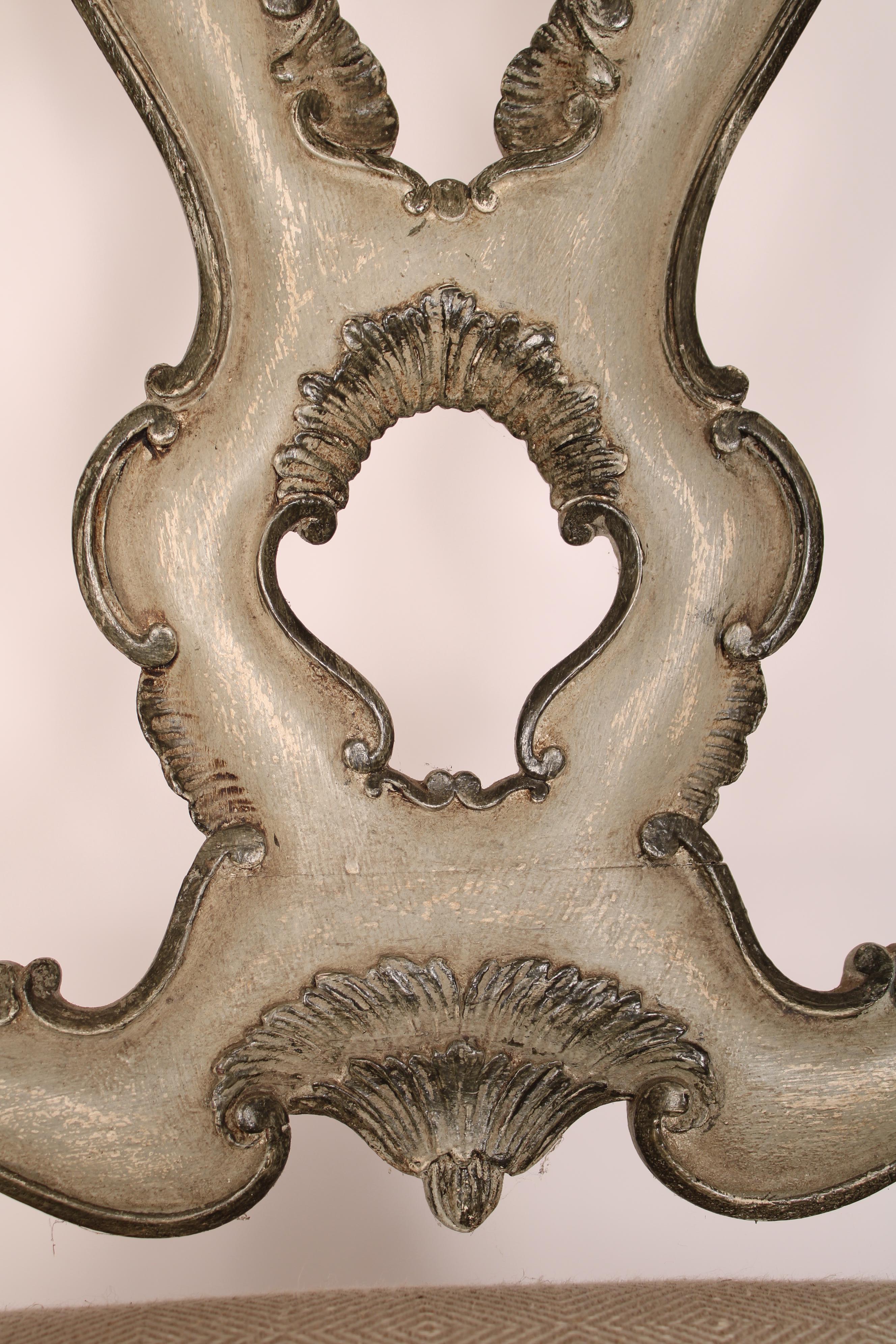 Pair of Italian Louis XV Style Grisaille Painted Armchairs en vente 5