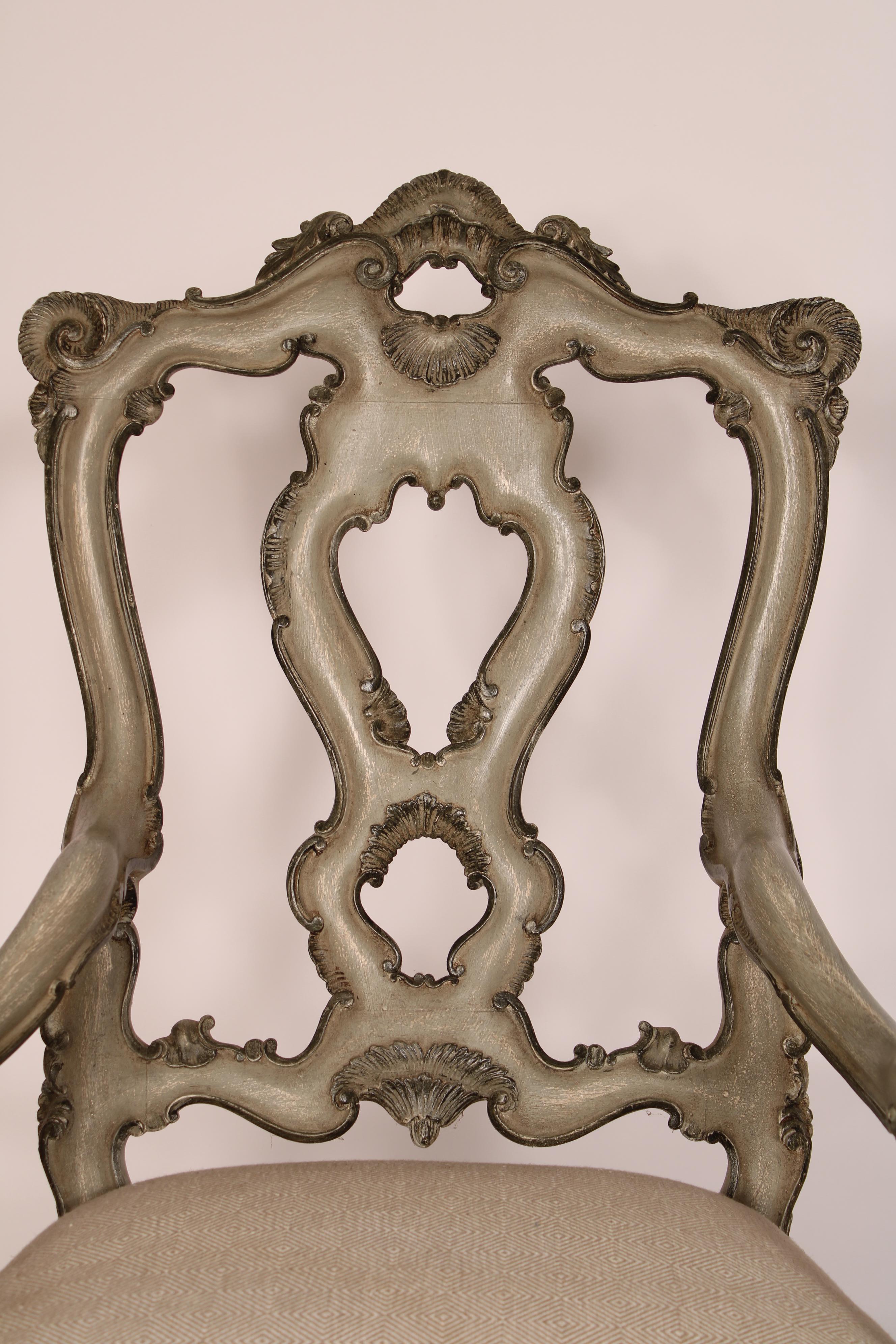 Pair of Italian Louis XV Style Grisaille Painted Armchairs en vente 2