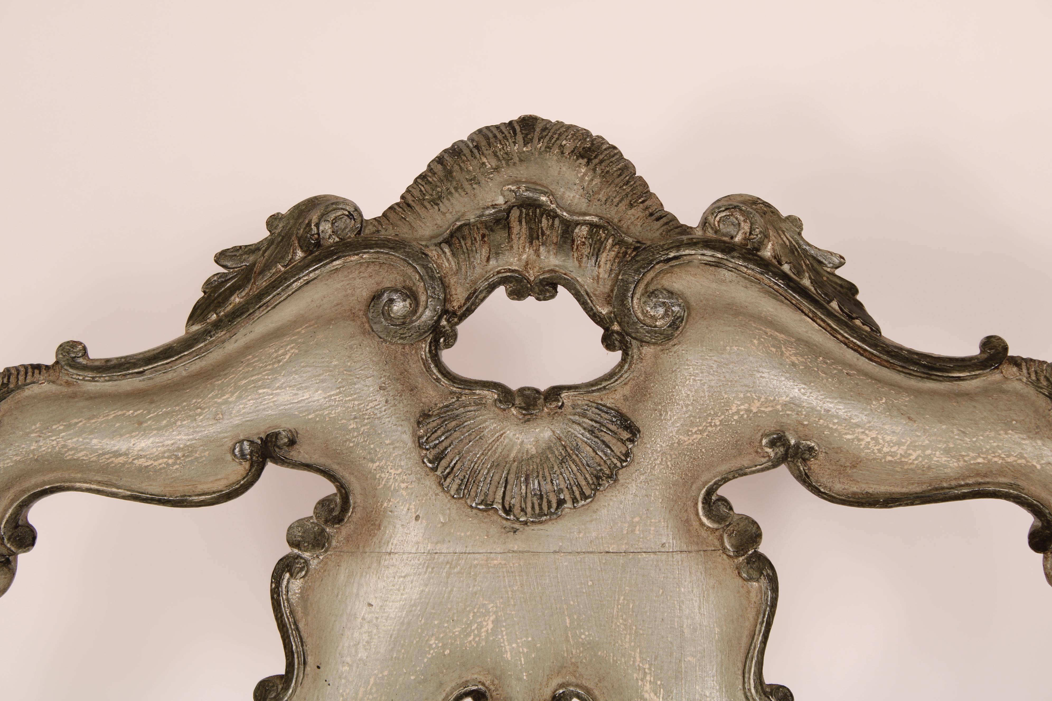 Pair of Italian Louis XV Style Grisaille Painted Armchairs en vente 3