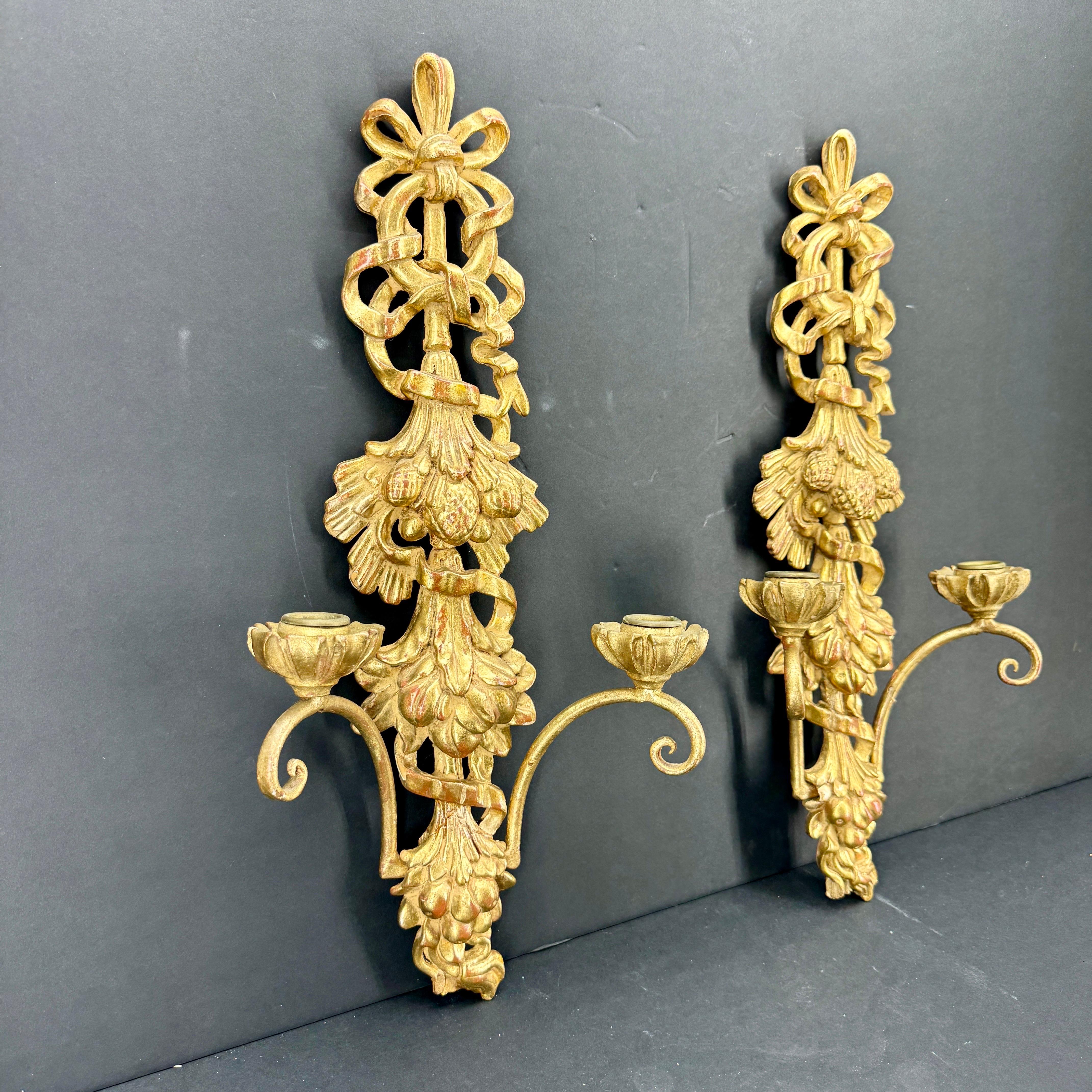 Paar italienische Louis-XVI-Wandleuchter aus vergoldetem Holz mit Applikationen (Handbemalt) im Angebot