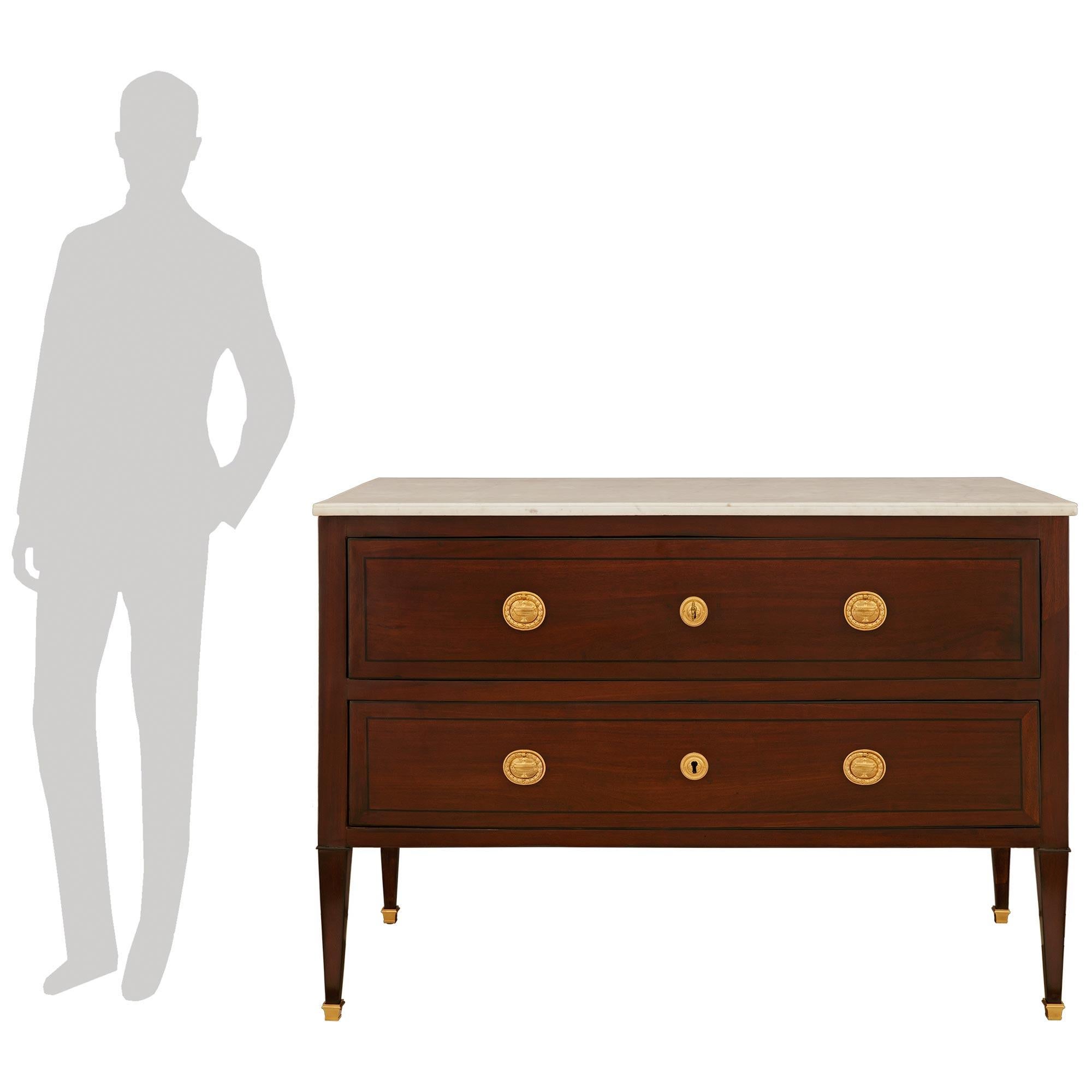 Una coppia molto elegante e di alta qualità di cassapanche italiane del XVIII secolo del periodo Luigi XVI in legno di amaranto, ebano, ormolu e marmo bianco di Carrara. Ciascuna cassettiera a due cassetti è sollevata da gambe quadrate affusolate in