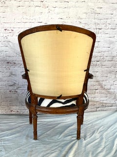 Coppia di Fauteuils En Cabriolet in noce di epoca Luigi XVI