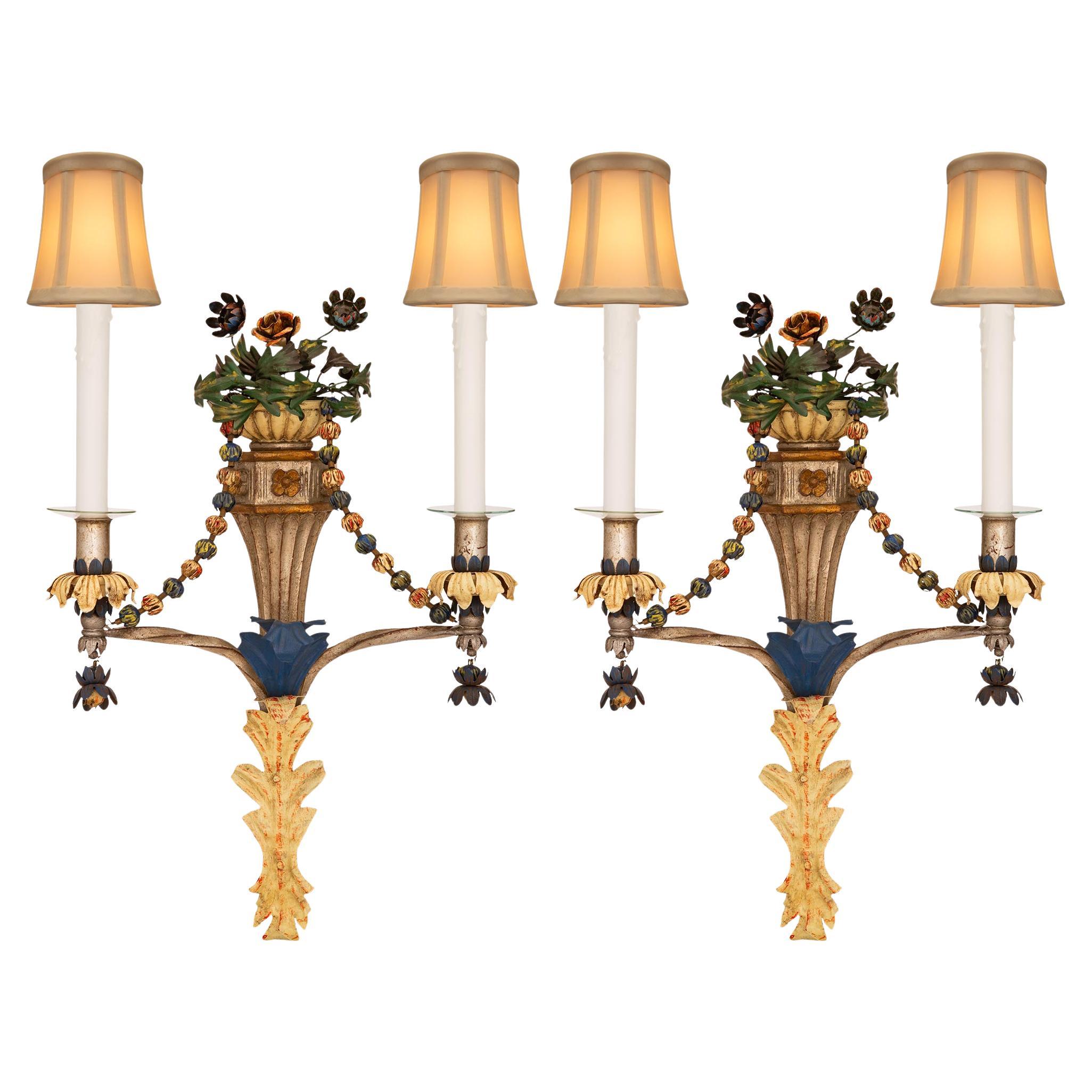 Paar italienische Wandleuchter aus patiniertem Holz und vergoldetem Tole im Stil Ludwig XVI.