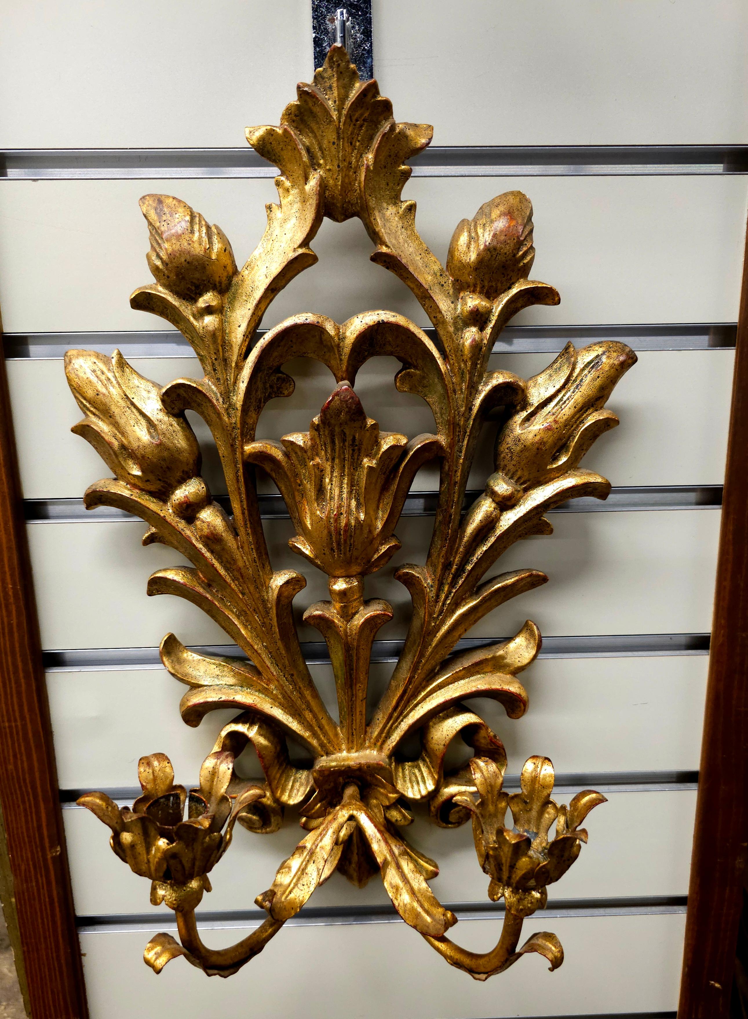Coppia di applique a due luci in legno e metallo dorato in stile Luigi XVI in vendita 3