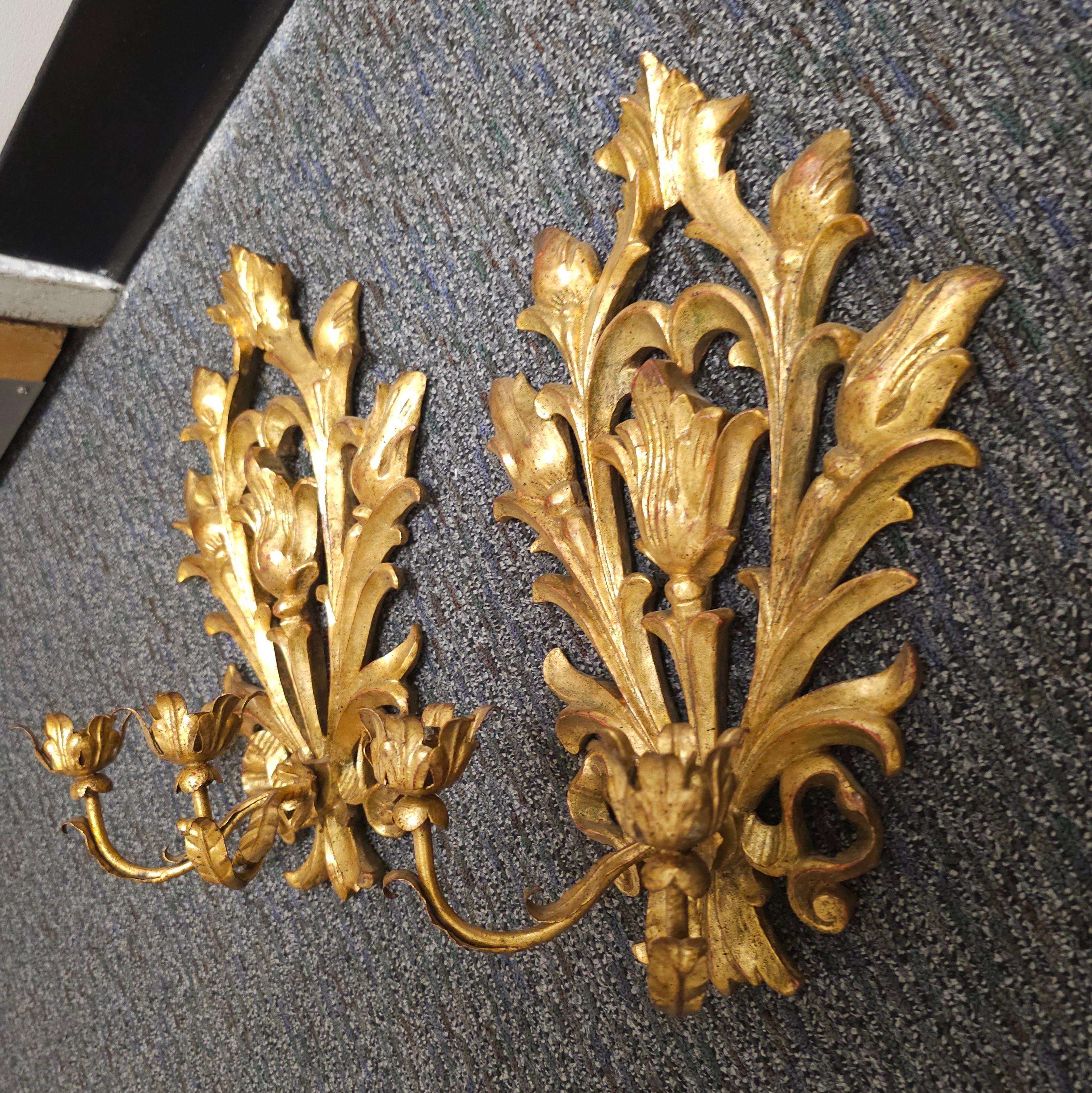 Una magnifica coppia di applique a due luci in legno e metallo dorato in stile Luigi XVI in ottime condizioni vintage. Misura 10