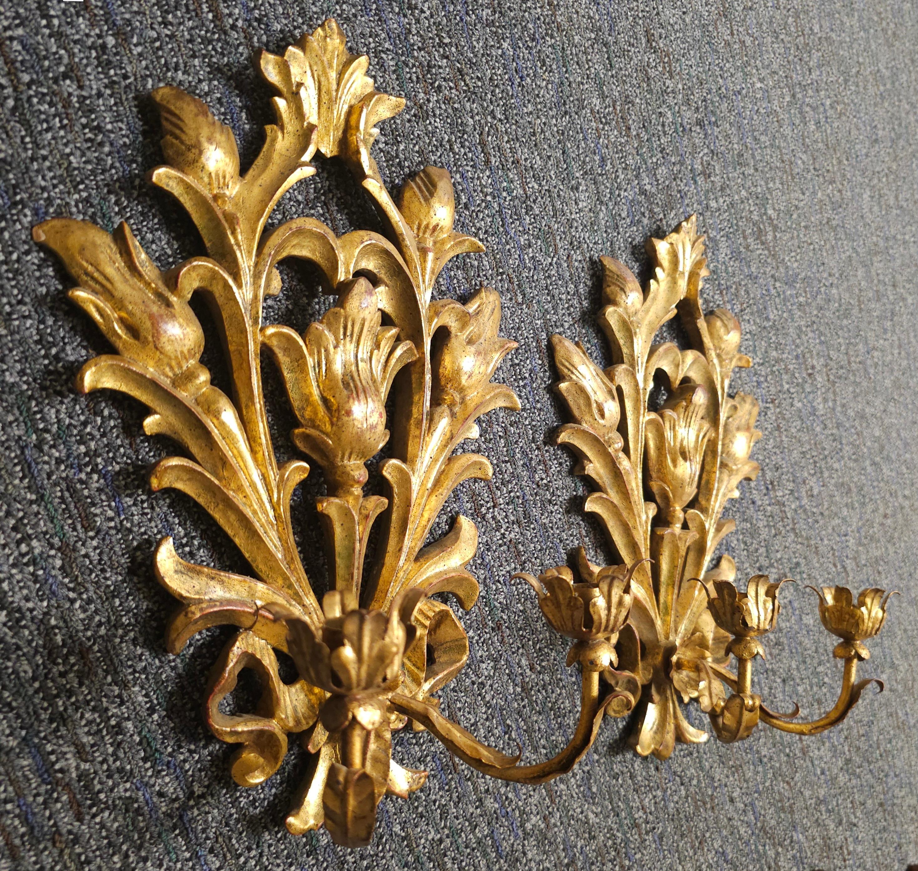Italiano Coppia di applique a due luci in legno e metallo dorato in stile Luigi XVI in vendita