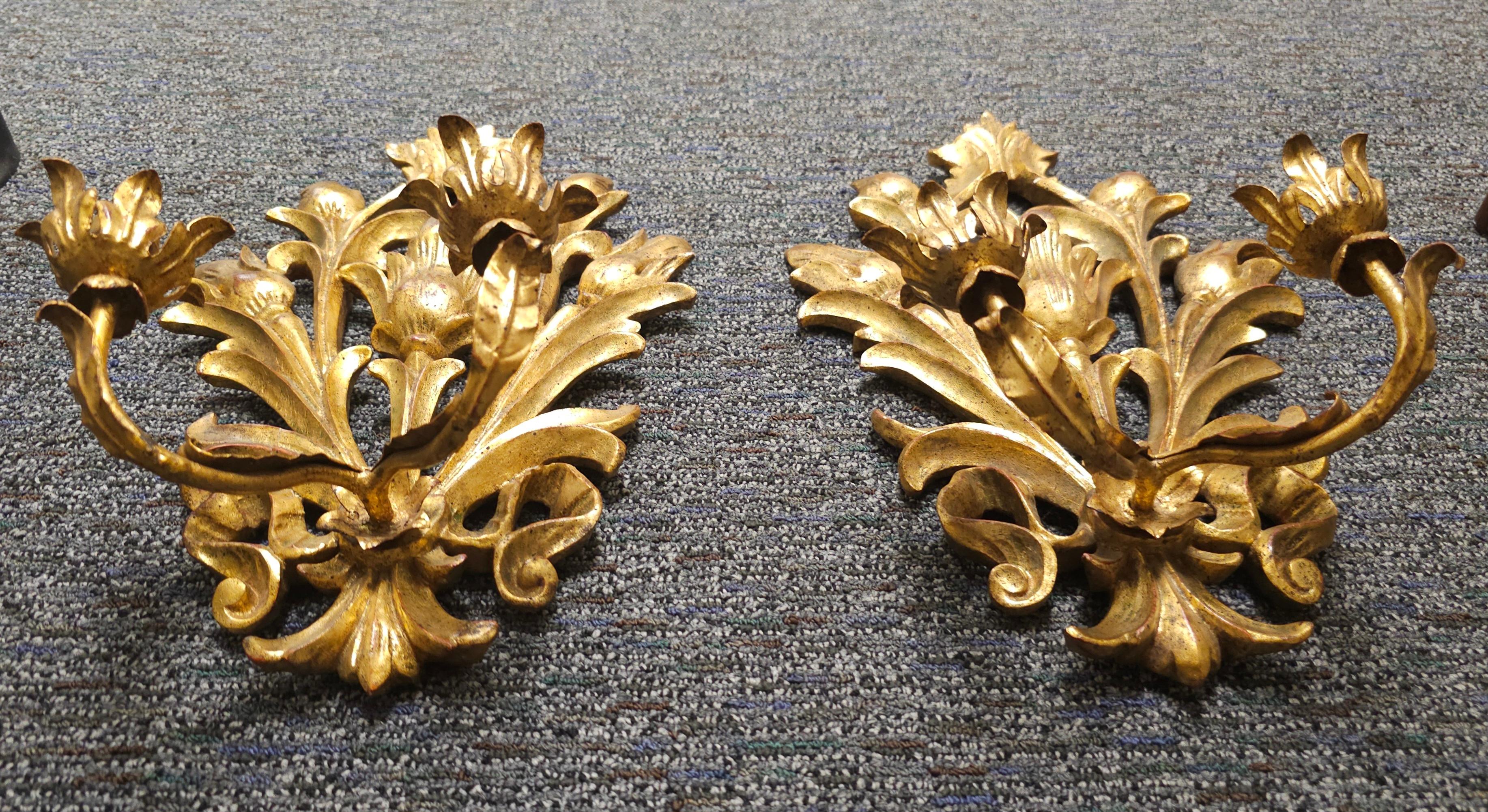 Dorato Coppia di applique a due luci in legno e metallo dorato in stile Luigi XVI in vendita