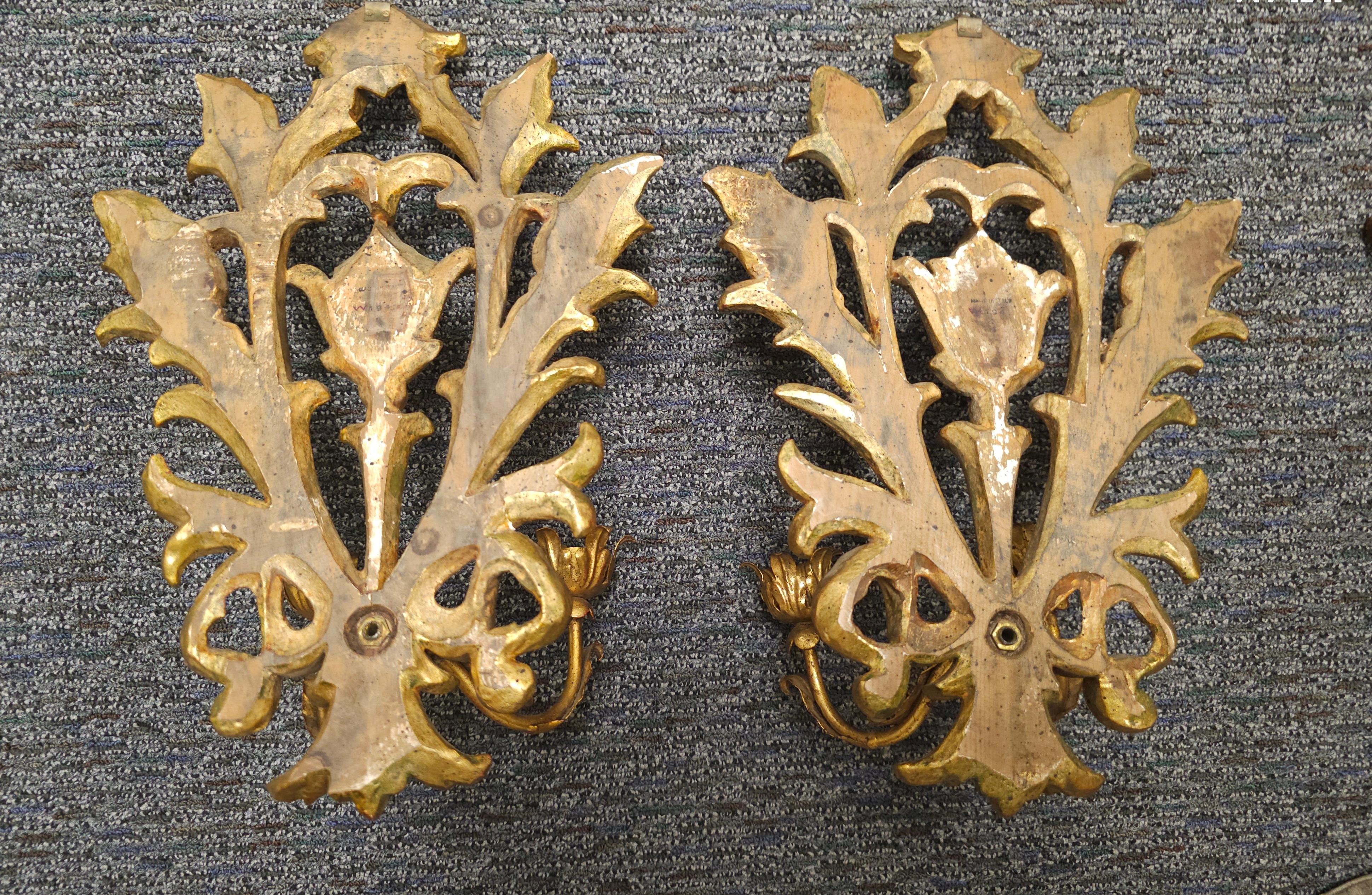 Coppia di applique a due luci in legno e metallo dorato in stile Luigi XVI In condizioni buone in vendita a Germantown, MD