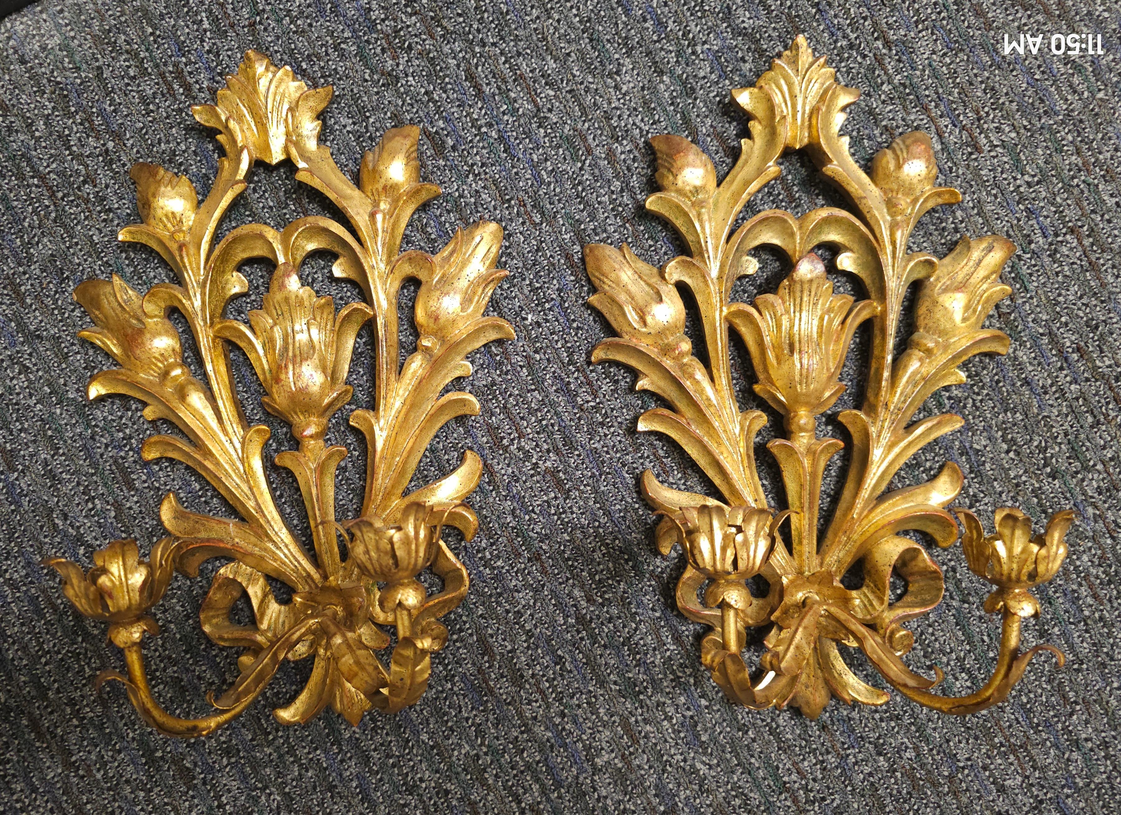 XX secolo Coppia di applique a due luci in legno e metallo dorato in stile Luigi XVI in vendita