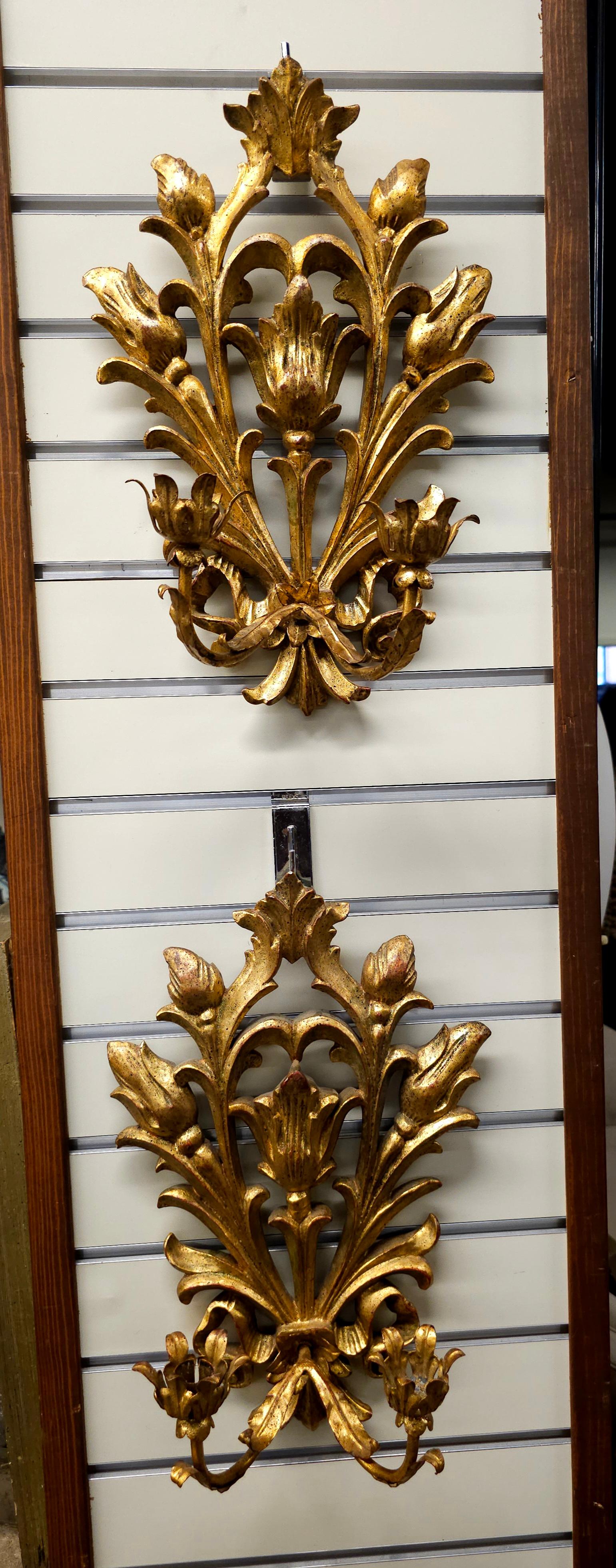 Metallo Coppia di applique a due luci in legno e metallo dorato in stile Luigi XVI in vendita