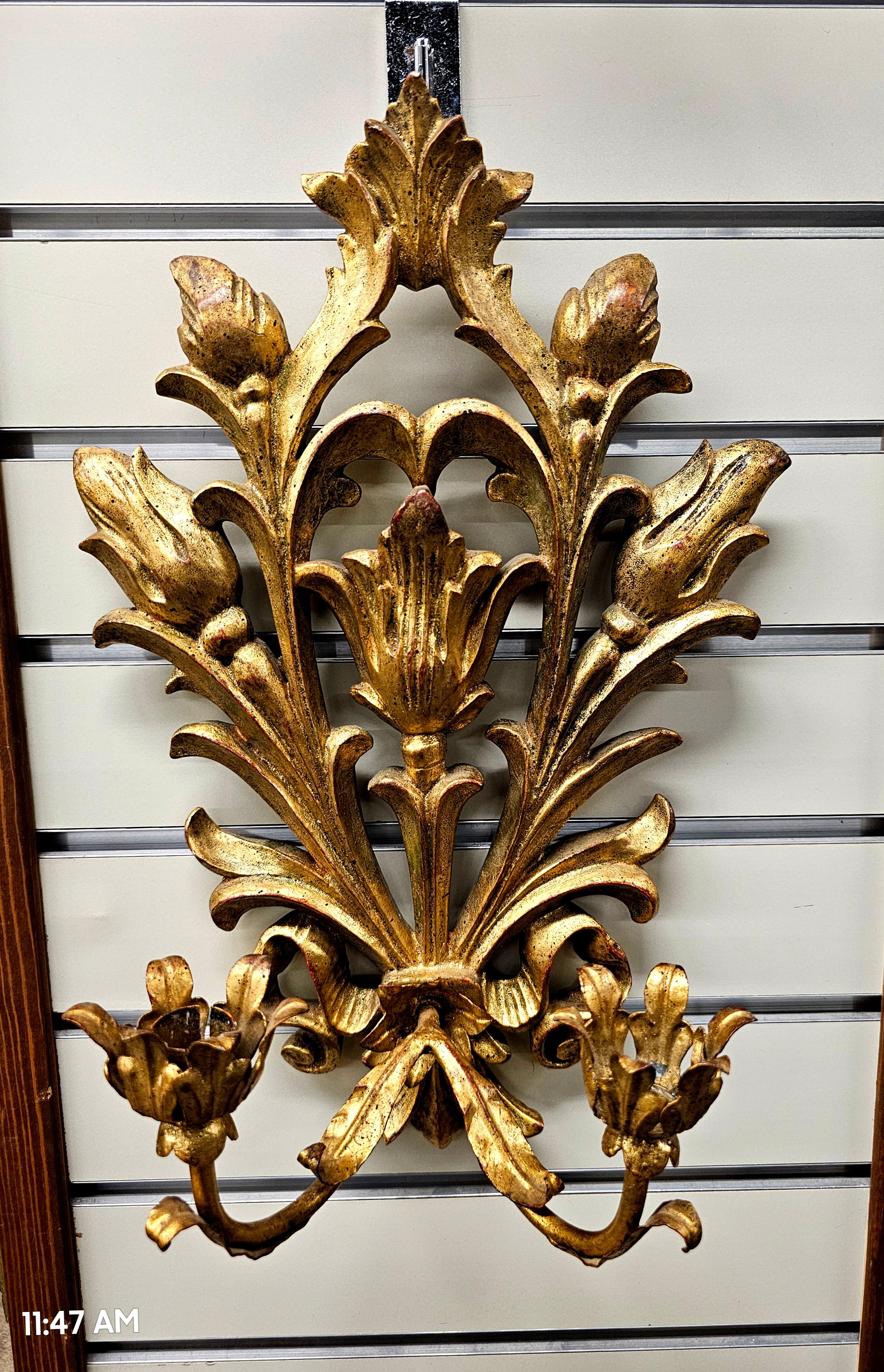 Coppia di applique a due luci in legno e metallo dorato in stile Luigi XVI in vendita 1