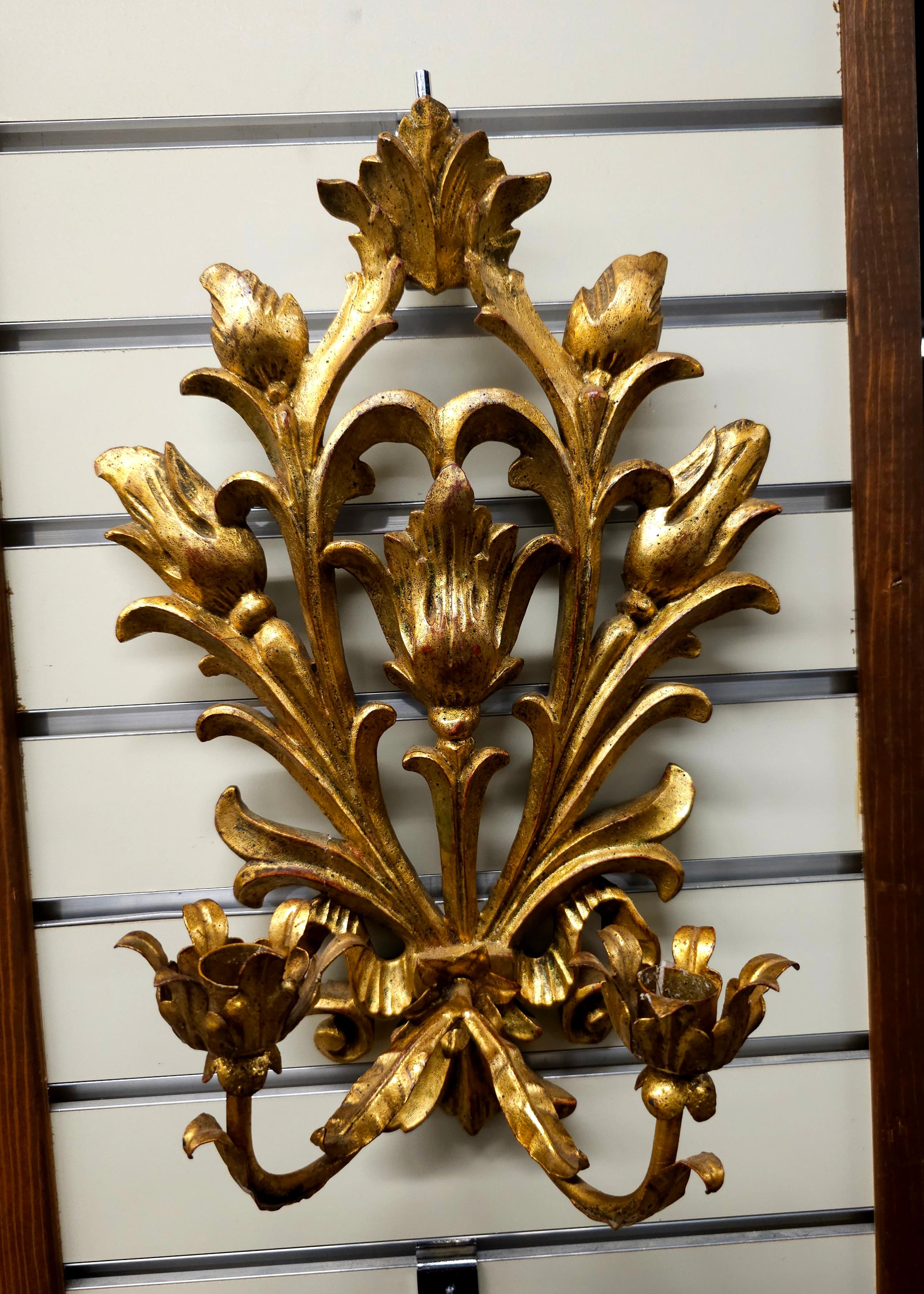 Coppia di applique a due luci in legno e metallo dorato in stile Luigi XVI in vendita 2