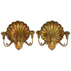 Paire d'appliques de style Louis XVI à deux bras en coquillage doré