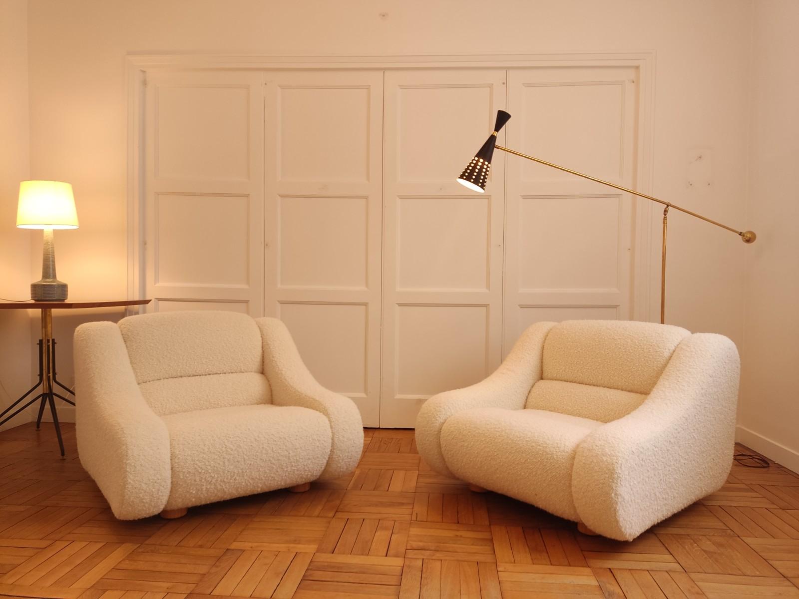 Paire de fauteuils italiens des années 1970 entièrement restaurés dans un bouclé crème. Provenant de la maison anglaise Designers Guild. Un design unique qui donnera beaucoup de caractère à votre intérieur.