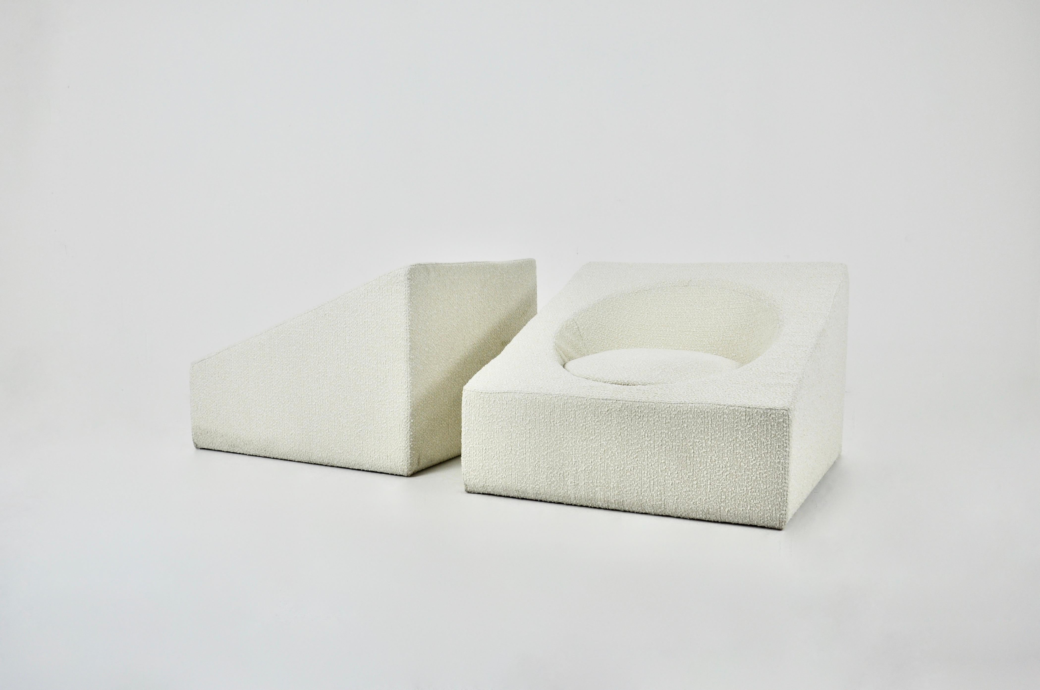 Pair of Italian armchairs in white curly fabric, very comfortable. Seat height: 31 cm Wear due to time and age of the chairs.