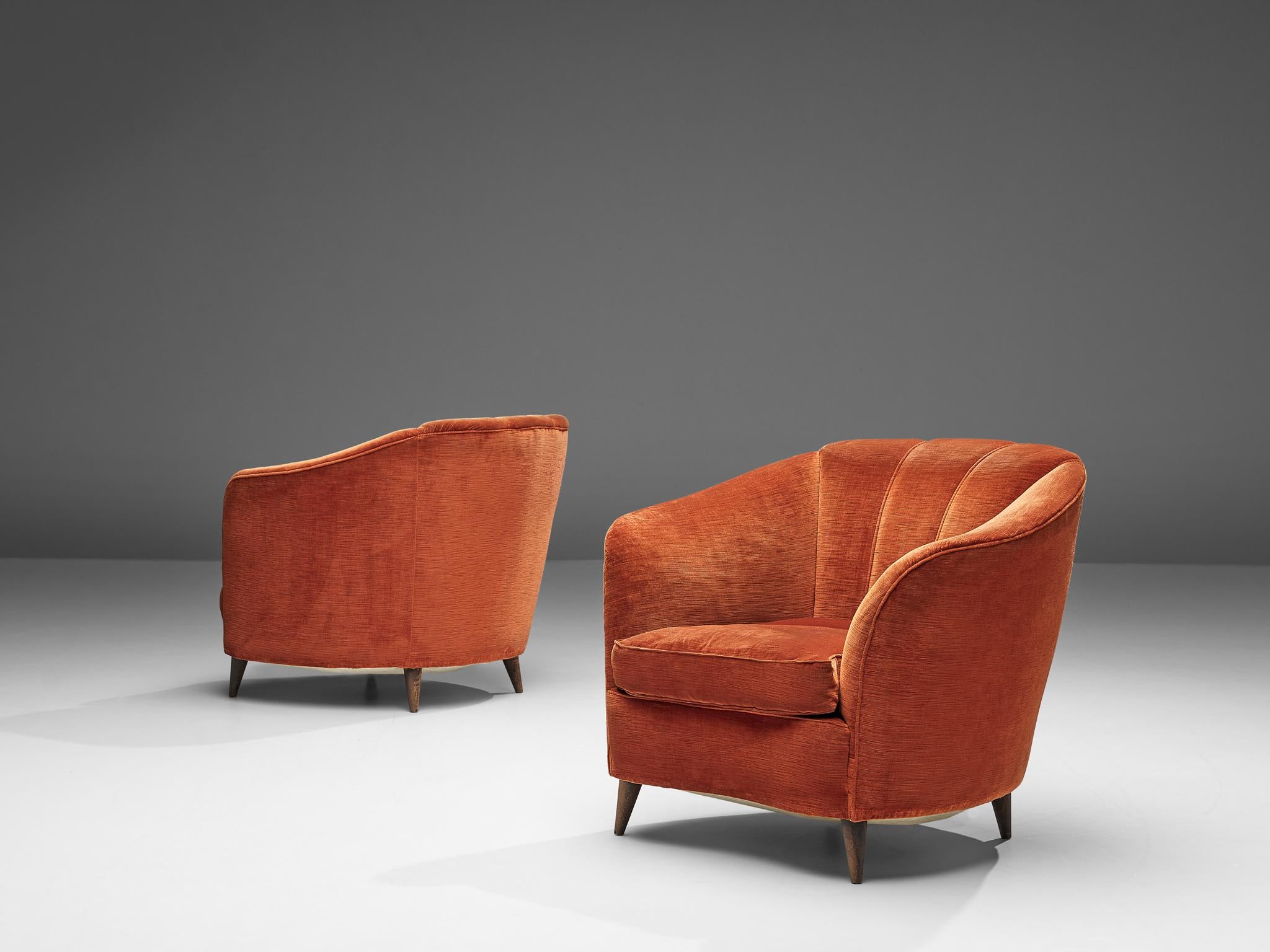 Pair of Italian lounge chairs, wood, velvet upholstery, Italy, 1950s

This pair of Italian lounge chairs featured a backrest on the same height as the armrests. Therefore a round shape is existing which has a decorative vertical tufting on the back.