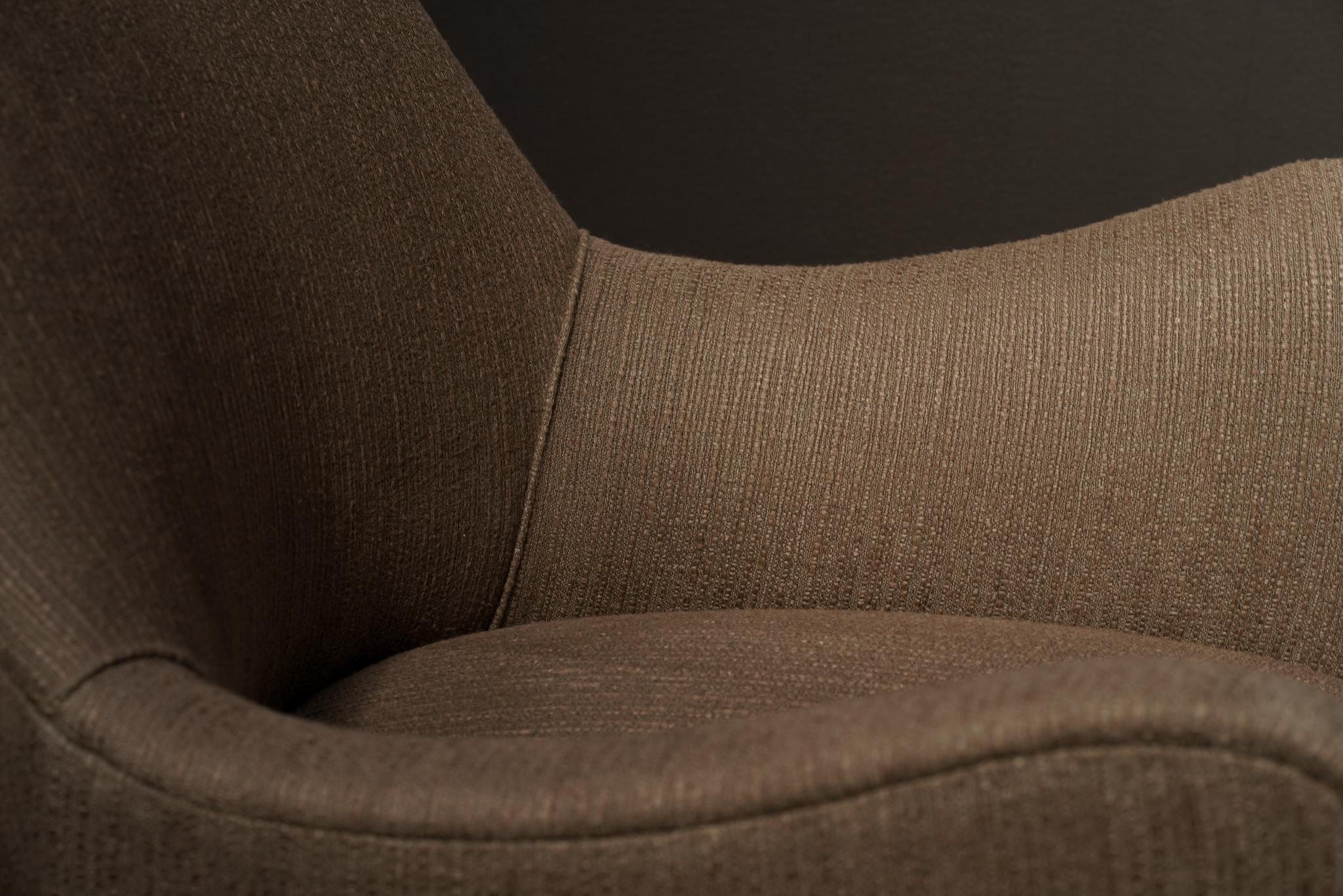 Paar italienische Lounge-Stühle im Angebot 1