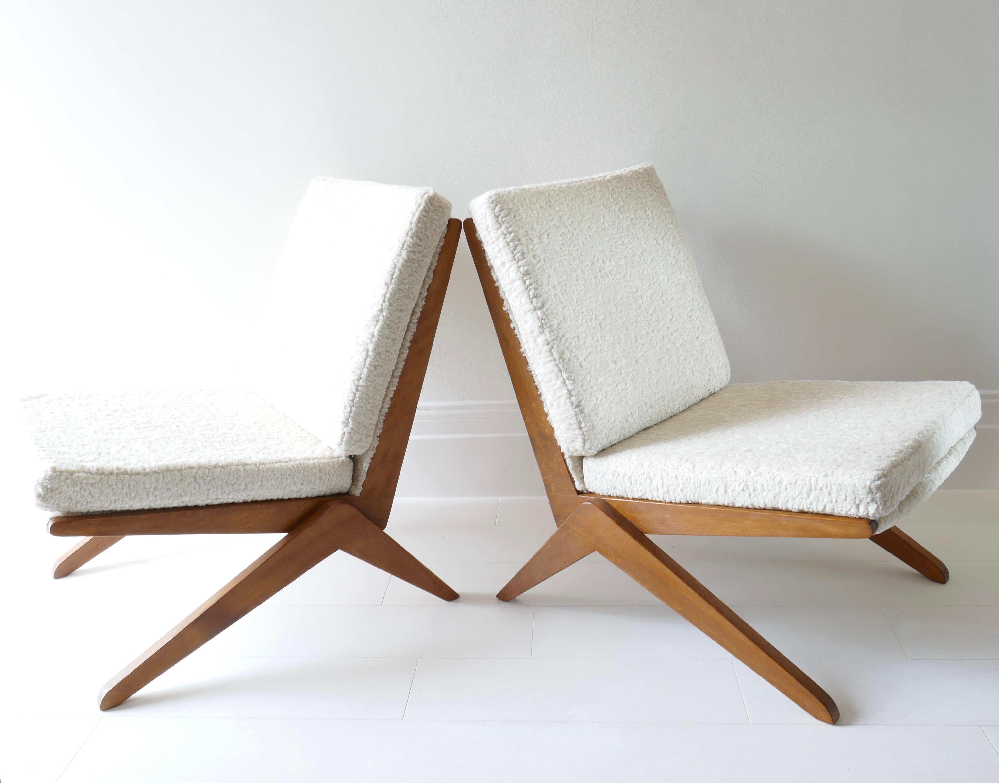 Mid-Century Modern Pair of Italian Lounge Chairs in Beech Wood and White / Cream Boucle, 1960s