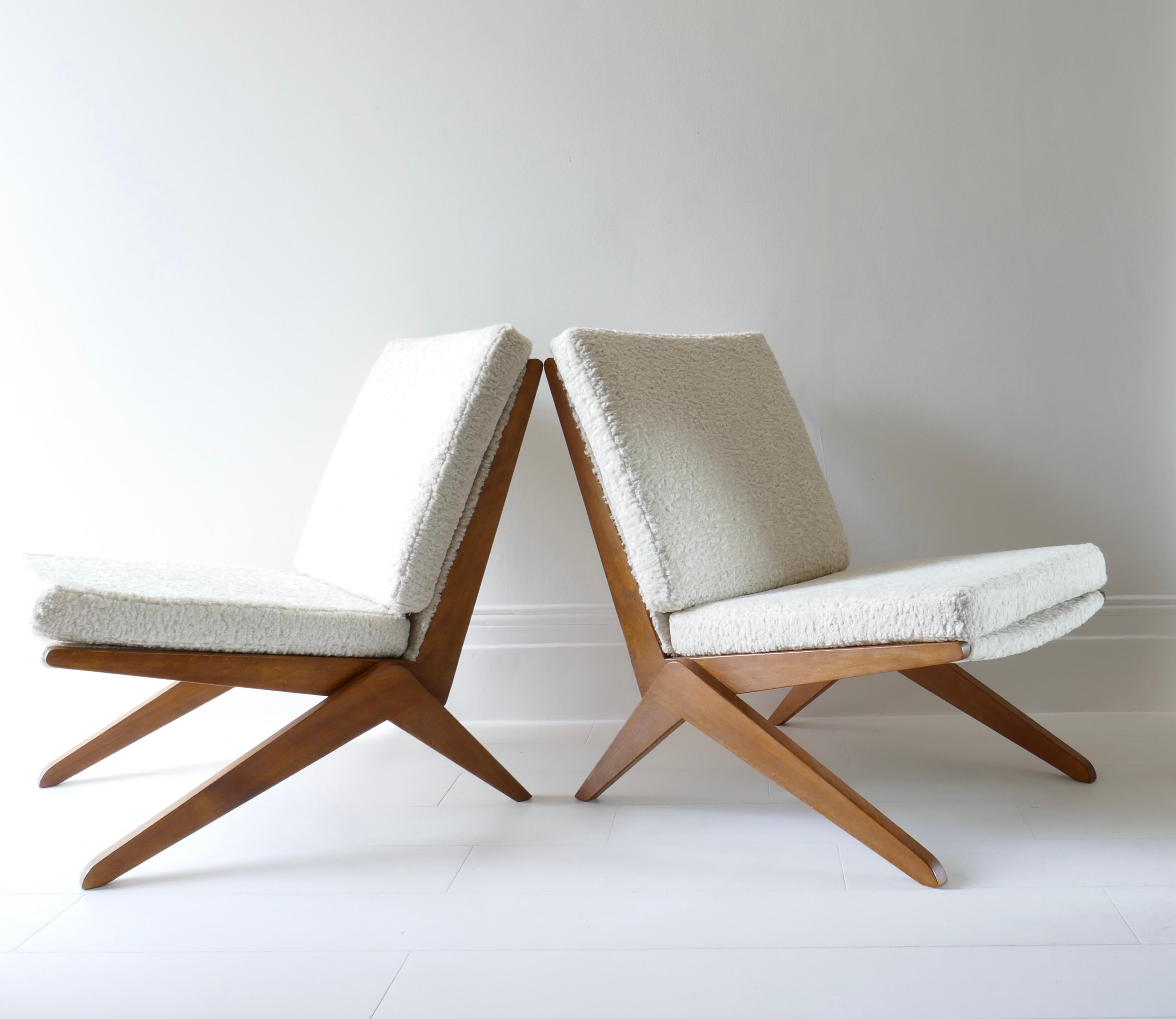 Pair of Italian Lounge Chairs in Beech Wood and White / Cream Boucle, 1960s In Good Condition In London, GB