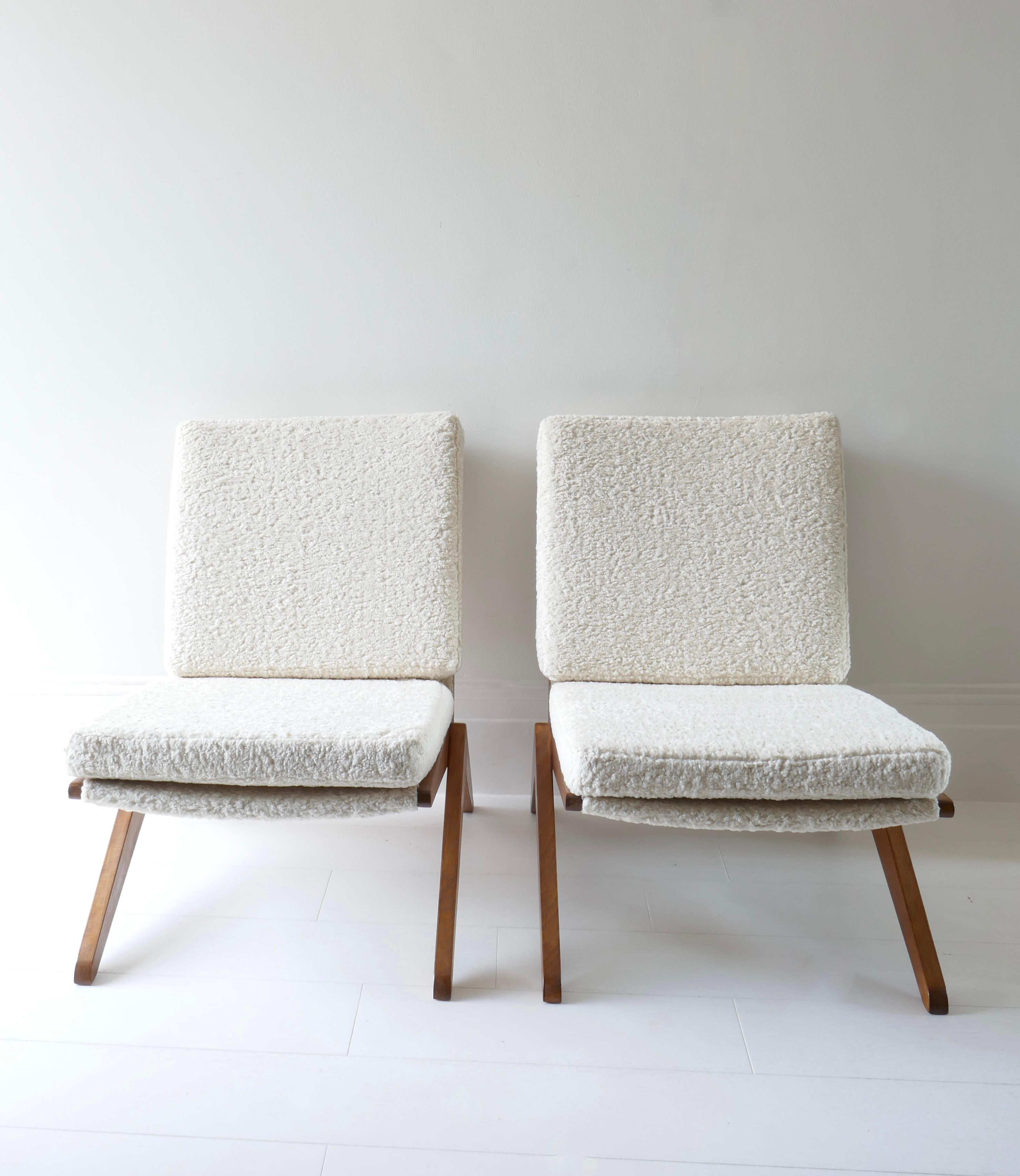Mid-20th Century Pair of Italian Lounge Chairs in Beech Wood and White / Cream Boucle, 1960s