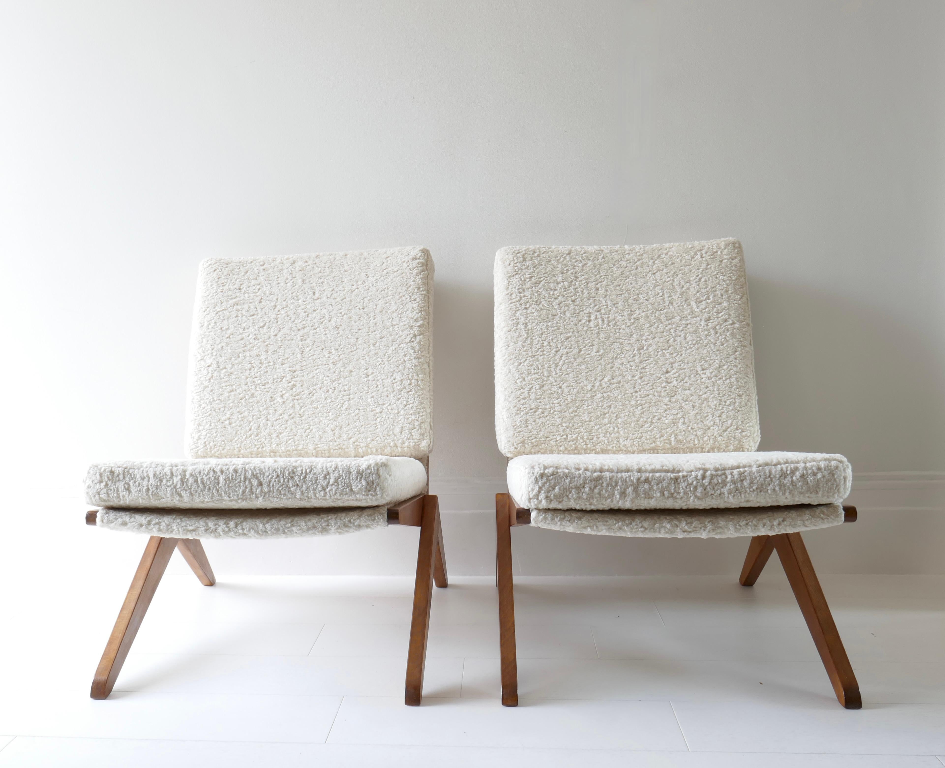 Pair of Italian Lounge Chairs in Beech Wood and White / Cream Boucle, 1960s 1