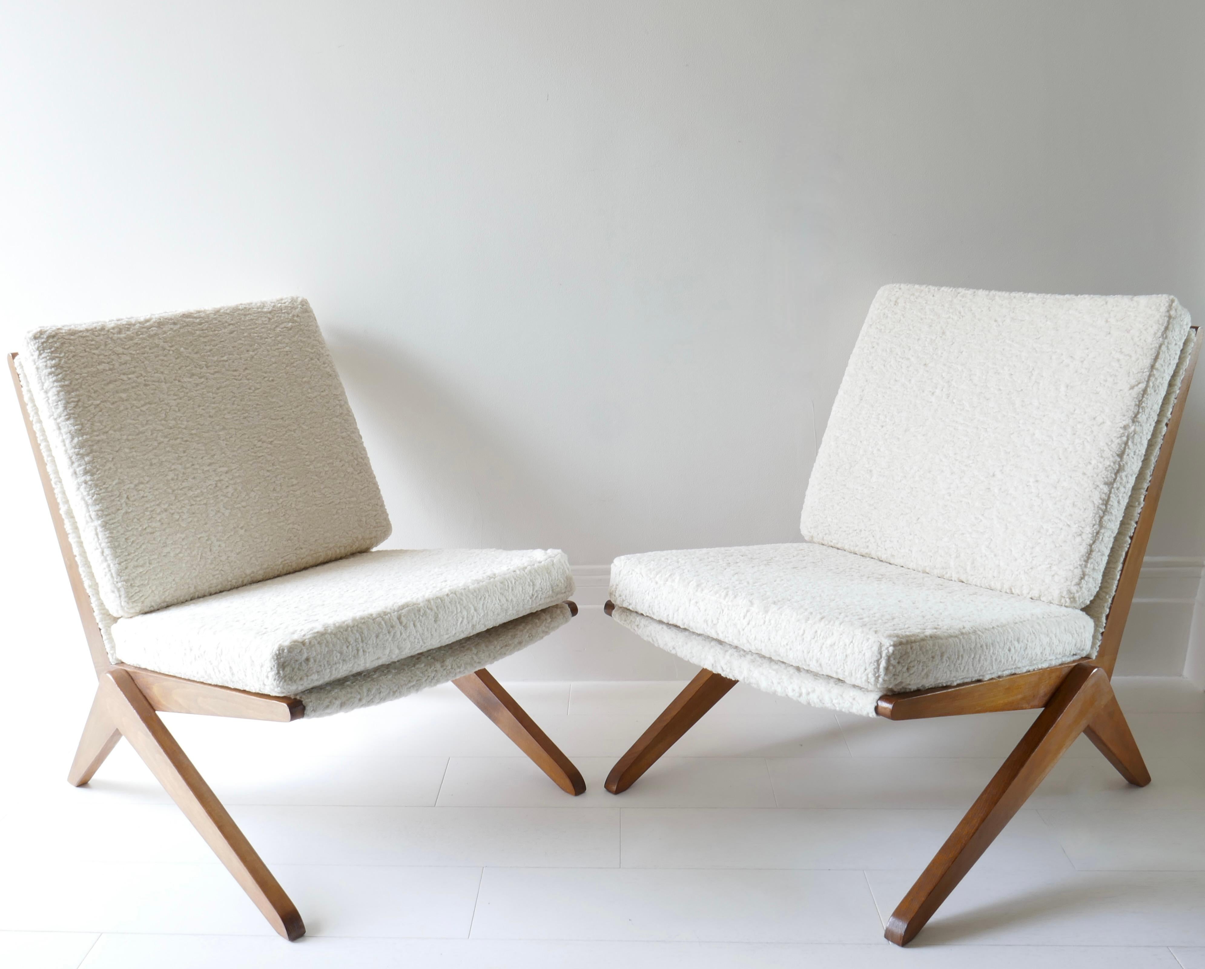 Pair of Italian Lounge Chairs in Beech Wood and White / Cream Boucle, 1960s 3