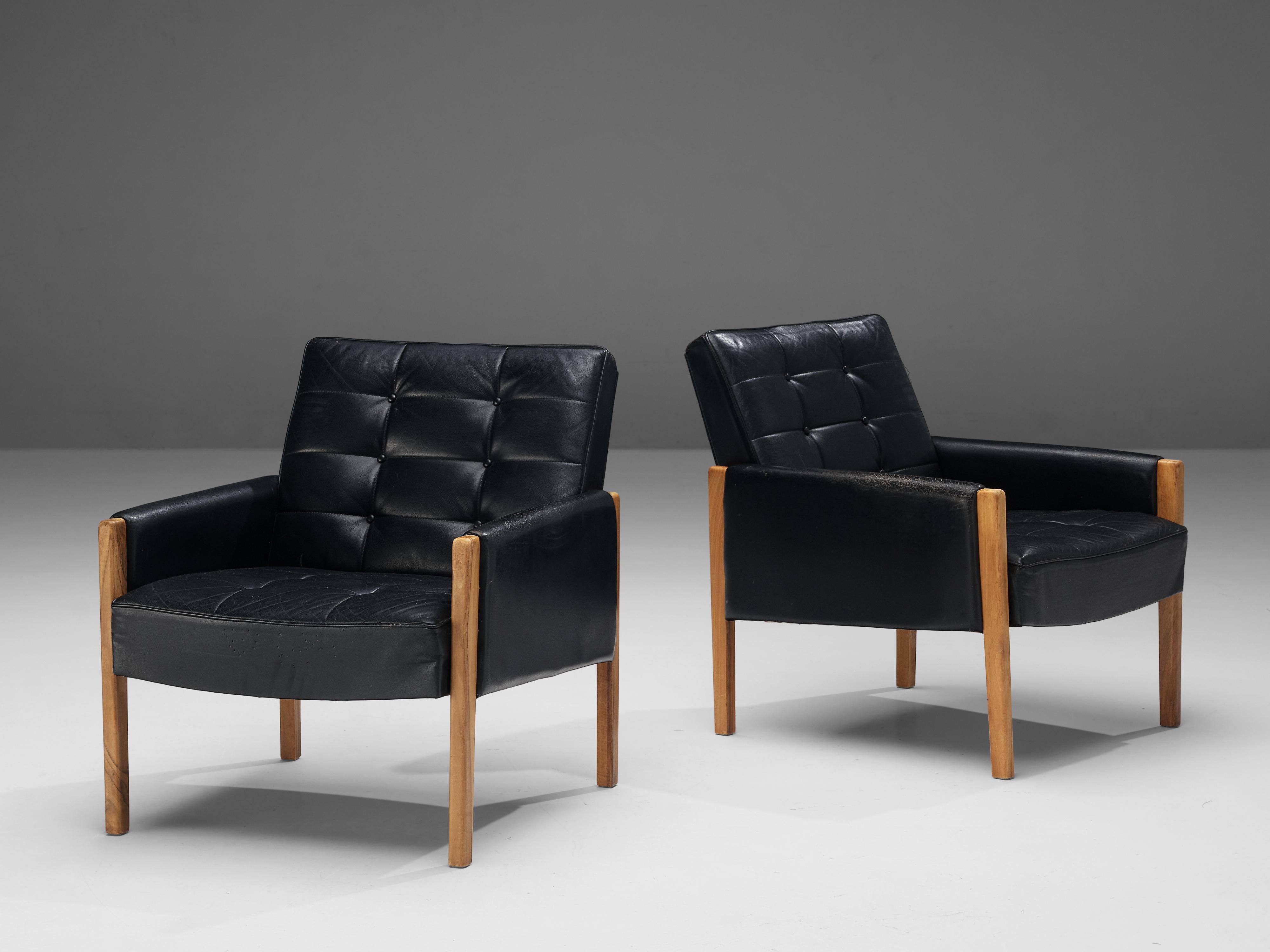 Pair of Italian Lounge Chairs in Black Leather and Stained Walnut For Sale 5