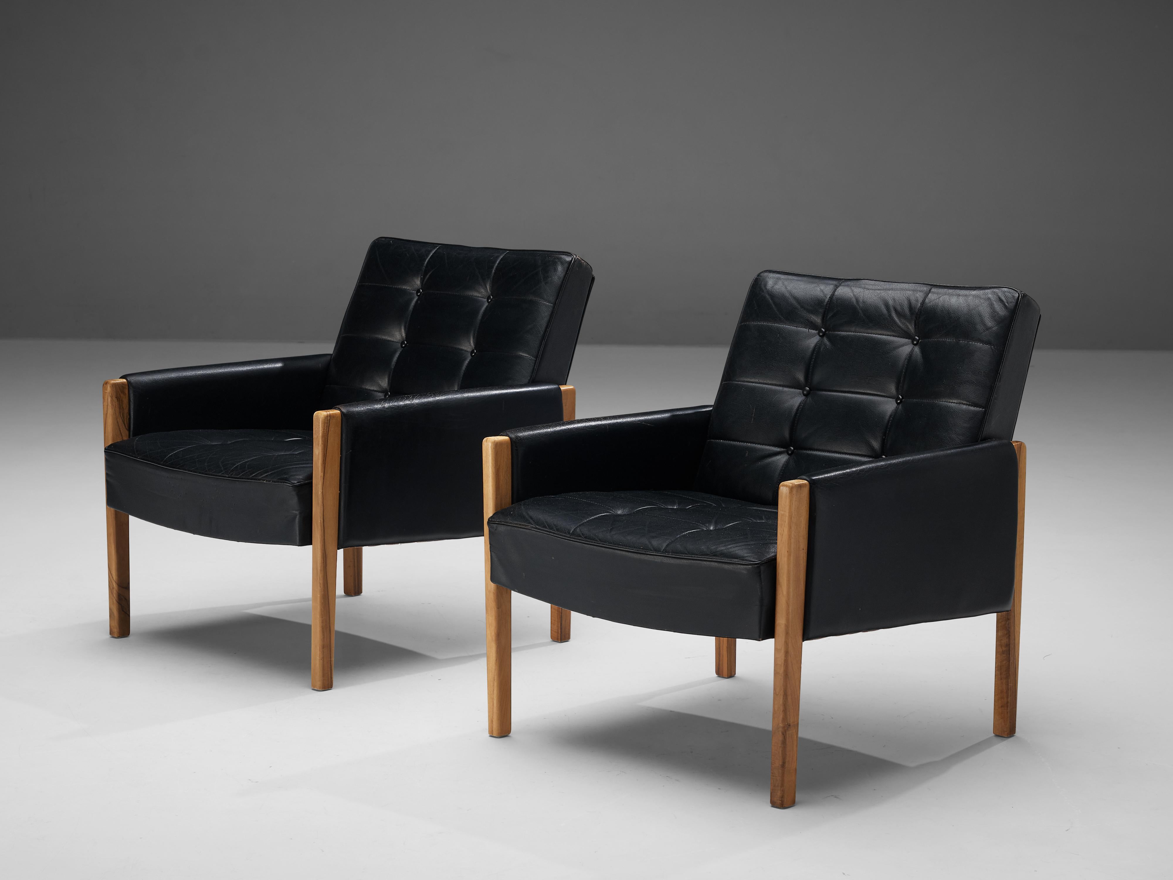 Pair of Italian Lounge Chairs in Black Leather and Stained Walnut For Sale 3