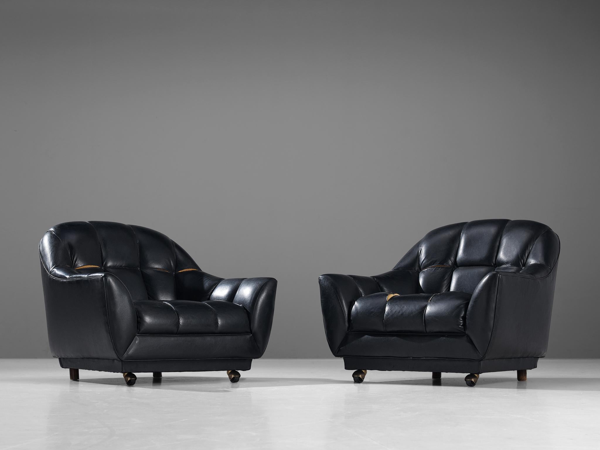 Coppia di sedie da salotto in pelle, Italia, anni '60.

Eccentrica coppia di sedie da salotto in pelle nera. Le cuciture dei sedili in pelle creano un simpatico motivo a scacchiera. Una seduta confortevole è garantita dall'esterno ingombrante ma