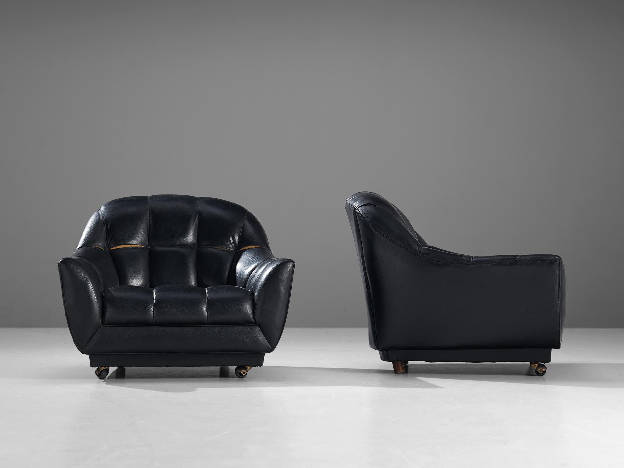 Italian Pair of Lounge Chairs in Black Leather For Sale 1