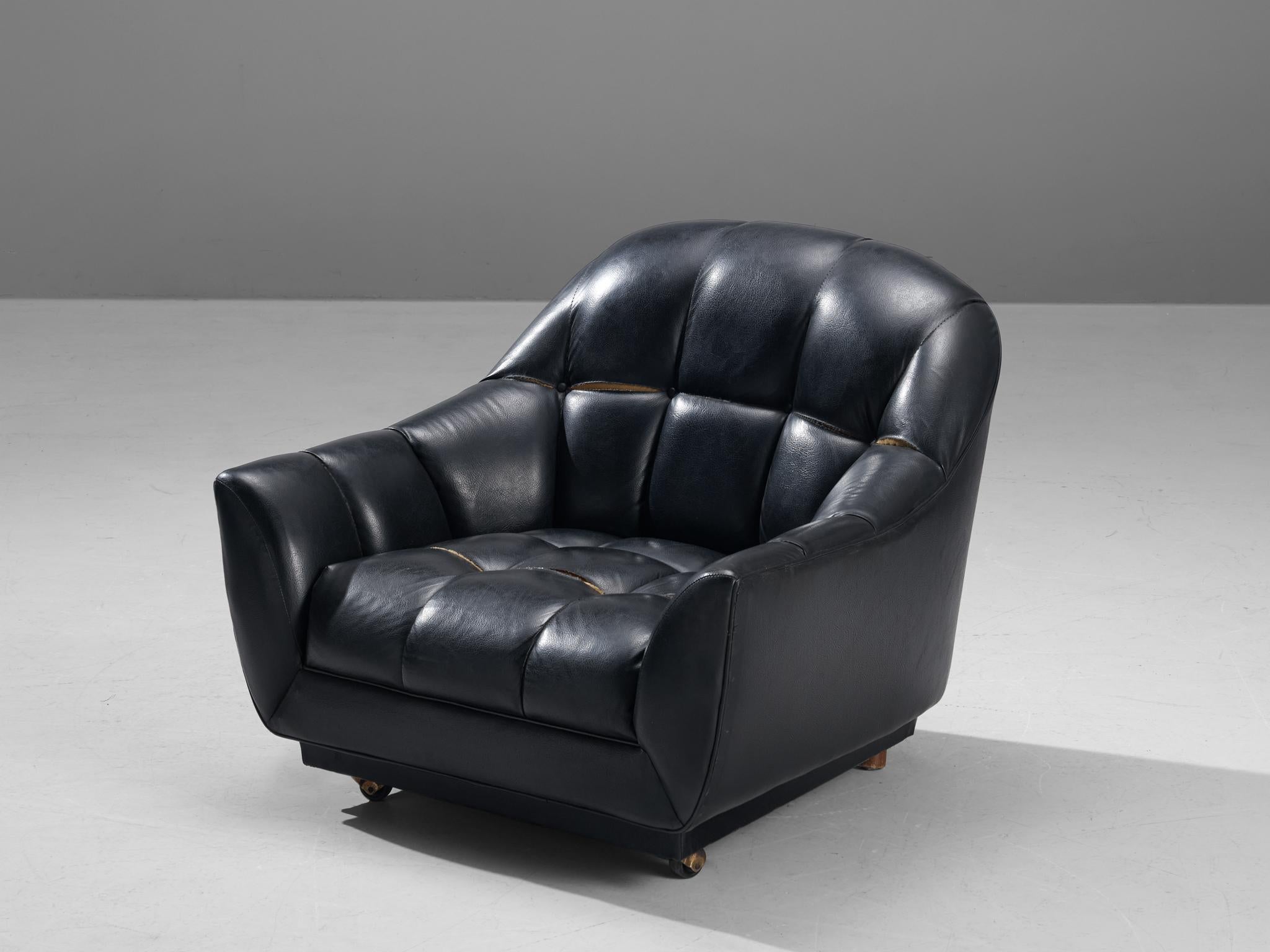 Italian Pair of Lounge Chairs in Black Leather For Sale 2