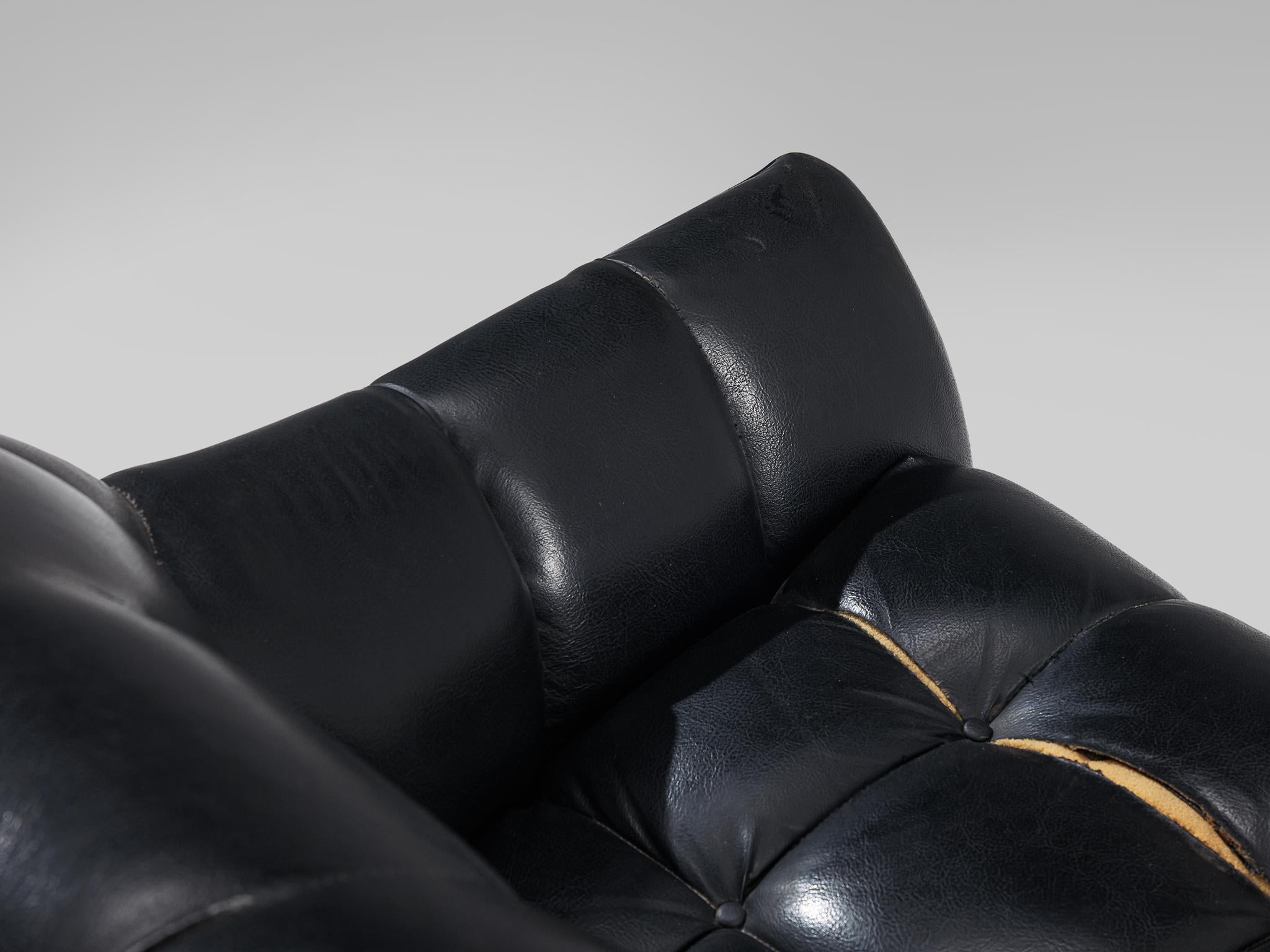 Italian Pair of Lounge Chairs in Black Leather For Sale 3