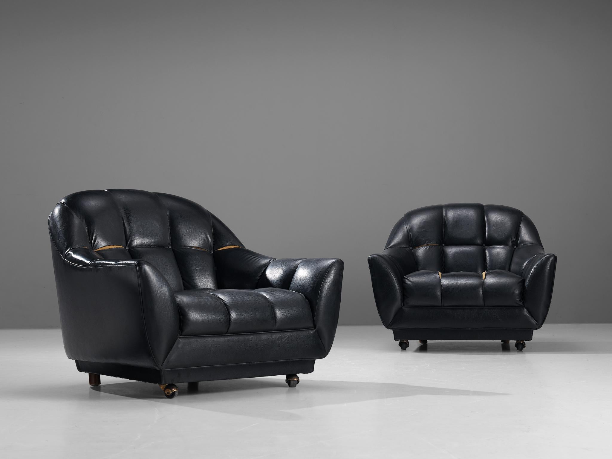 Italian Pair of Lounge Chairs in Black Leather For Sale 4
