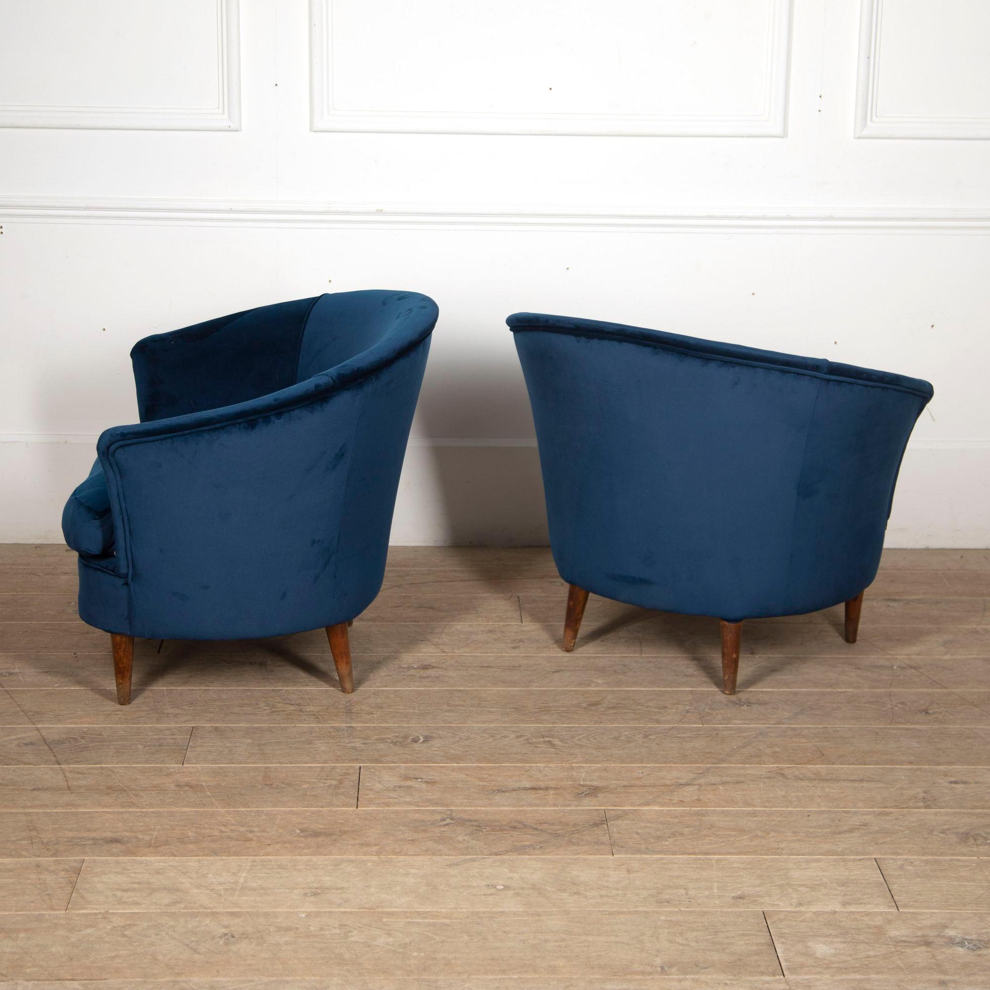 Paar italienische Loungesessel aus blauem Samt (Italienisch) im Angebot