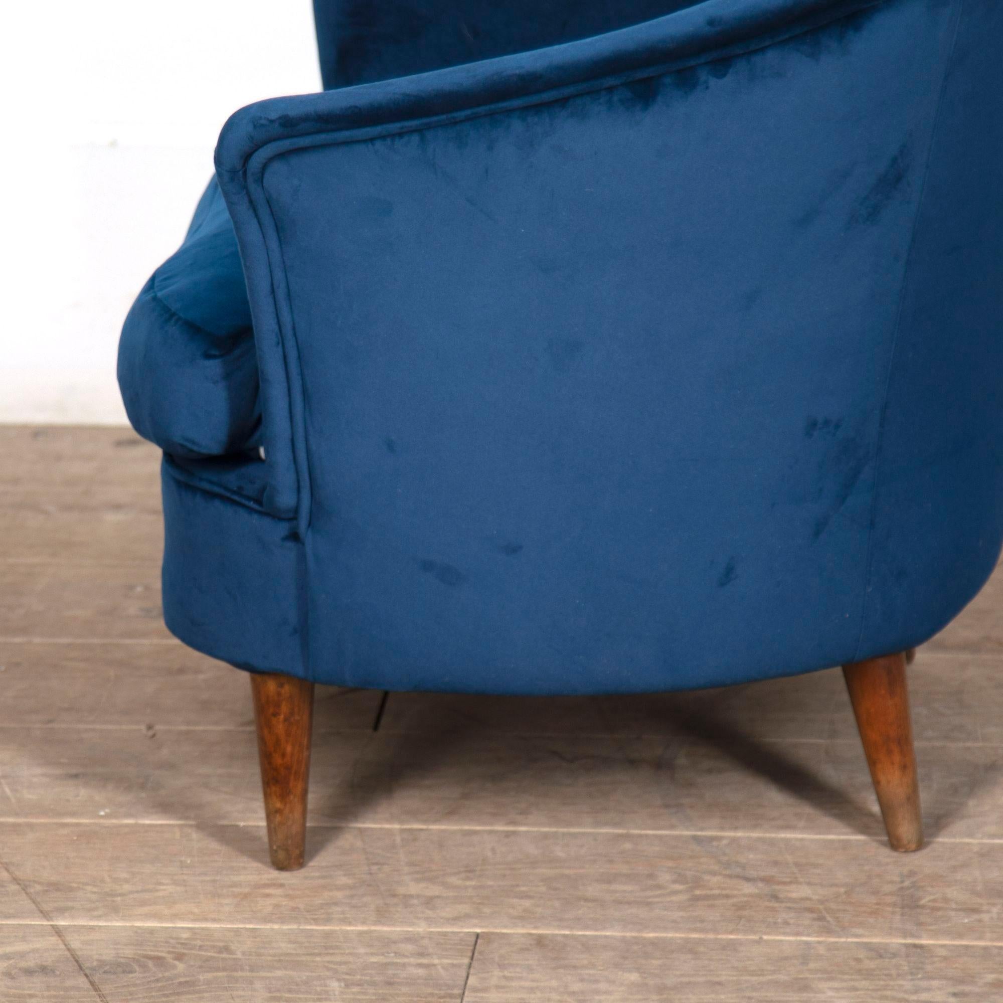 Paar italienische Loungesessel aus blauem Samt im Zustand „Gut“ im Angebot in Gloucestershire, GB