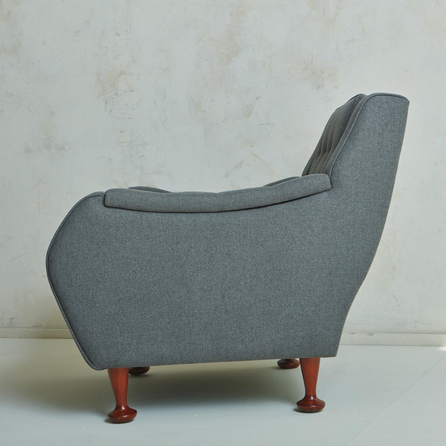 Pair of Italian Lounge Chairs in Gray Wool In the Style of Angelo Mangiarotti, 1 In Good Condition For Sale In Chicago, IL