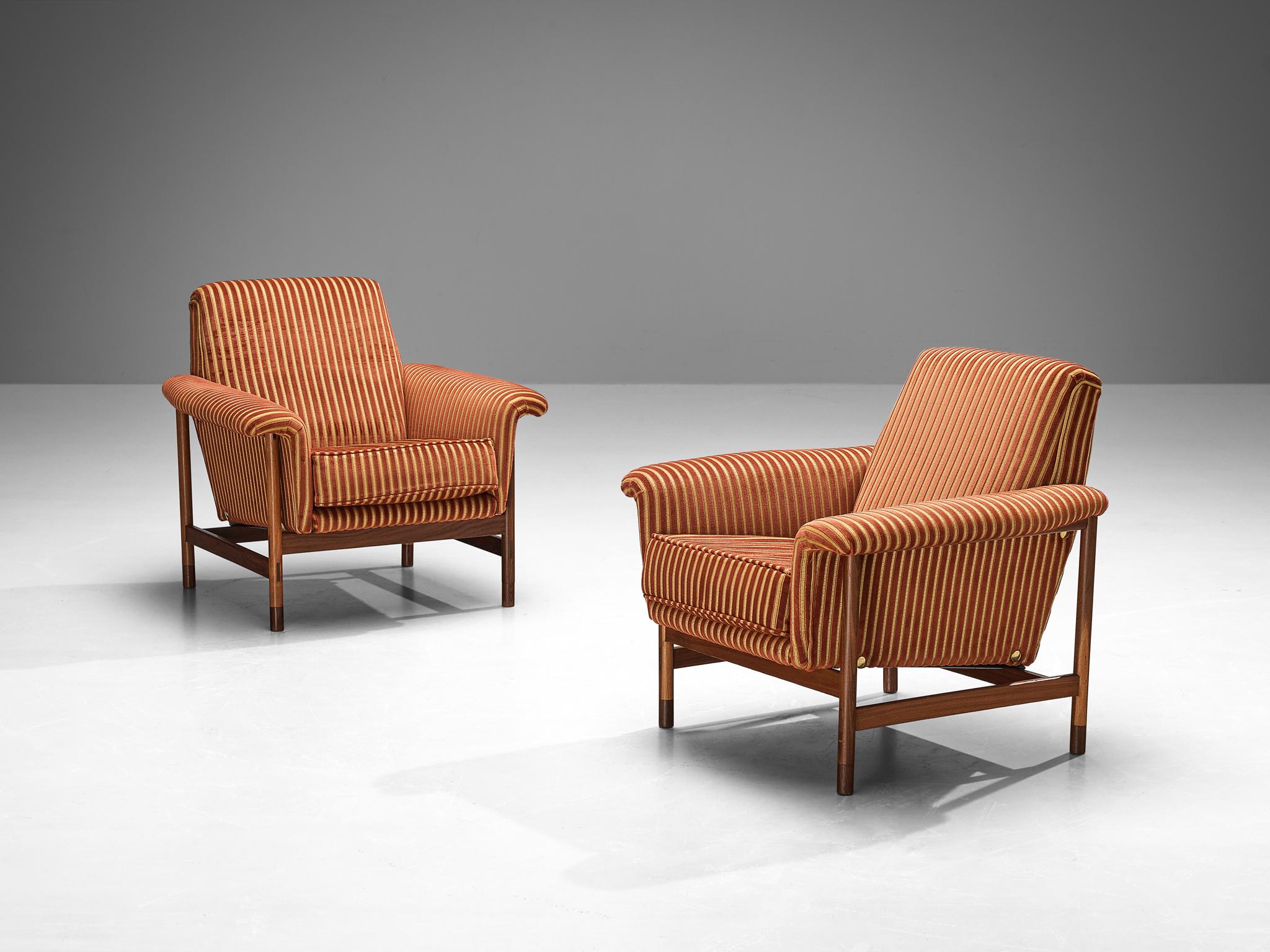 Pair of lounge chairs, teak, wood, fabric, Italy, 1960s

A pair of lounge chairs from the vibrant 1960s. These Italian easy chairs breathe elegance and sophistication. Crafted with meticulous care, they show a captivating striped upholstery in bold