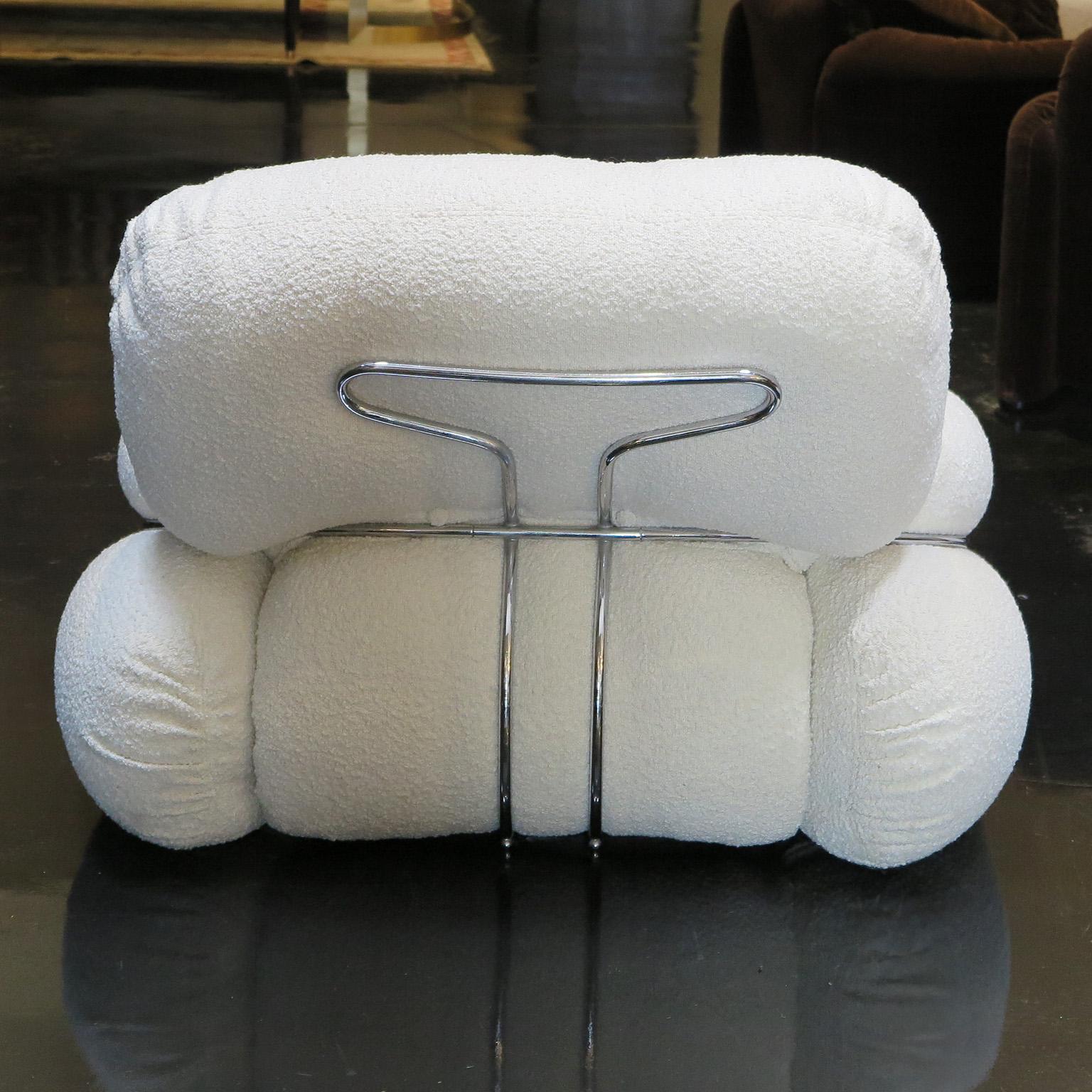 Pair of Italian lounge Chairs in White Bouclé fabric Attr. Adriano Piazzesi  For Sale 4