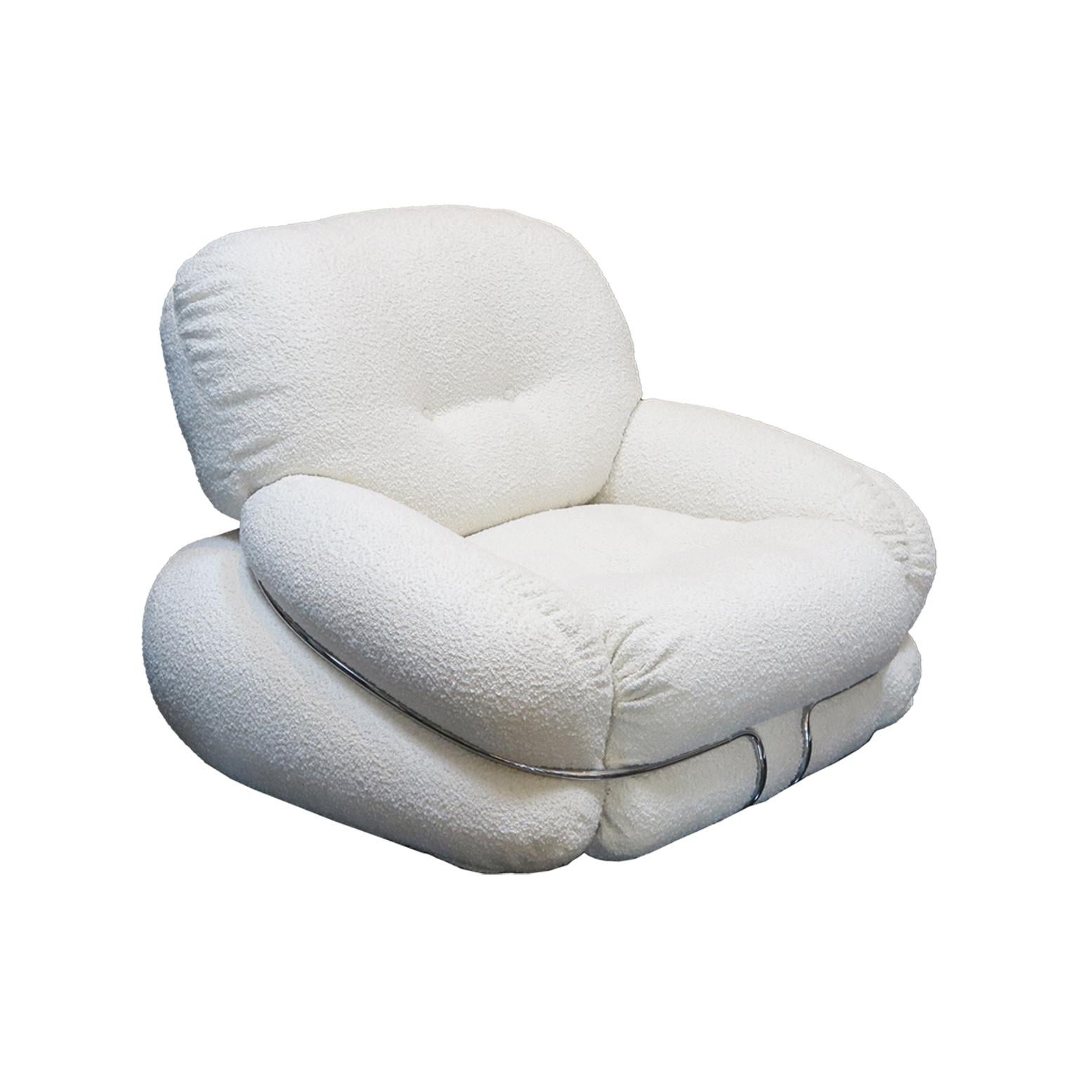 Mid-Century Modern Pair of Italian lounge Chairs in White Bouclé fabric Attr. Adriano Piazzesi  For Sale