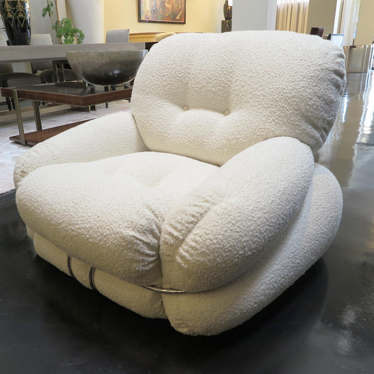 Pair of Italian lounge Chairs in White Bouclé fabric Attr. Adriano Piazzesi  In Good Condition For Sale In Los Angeles, CA