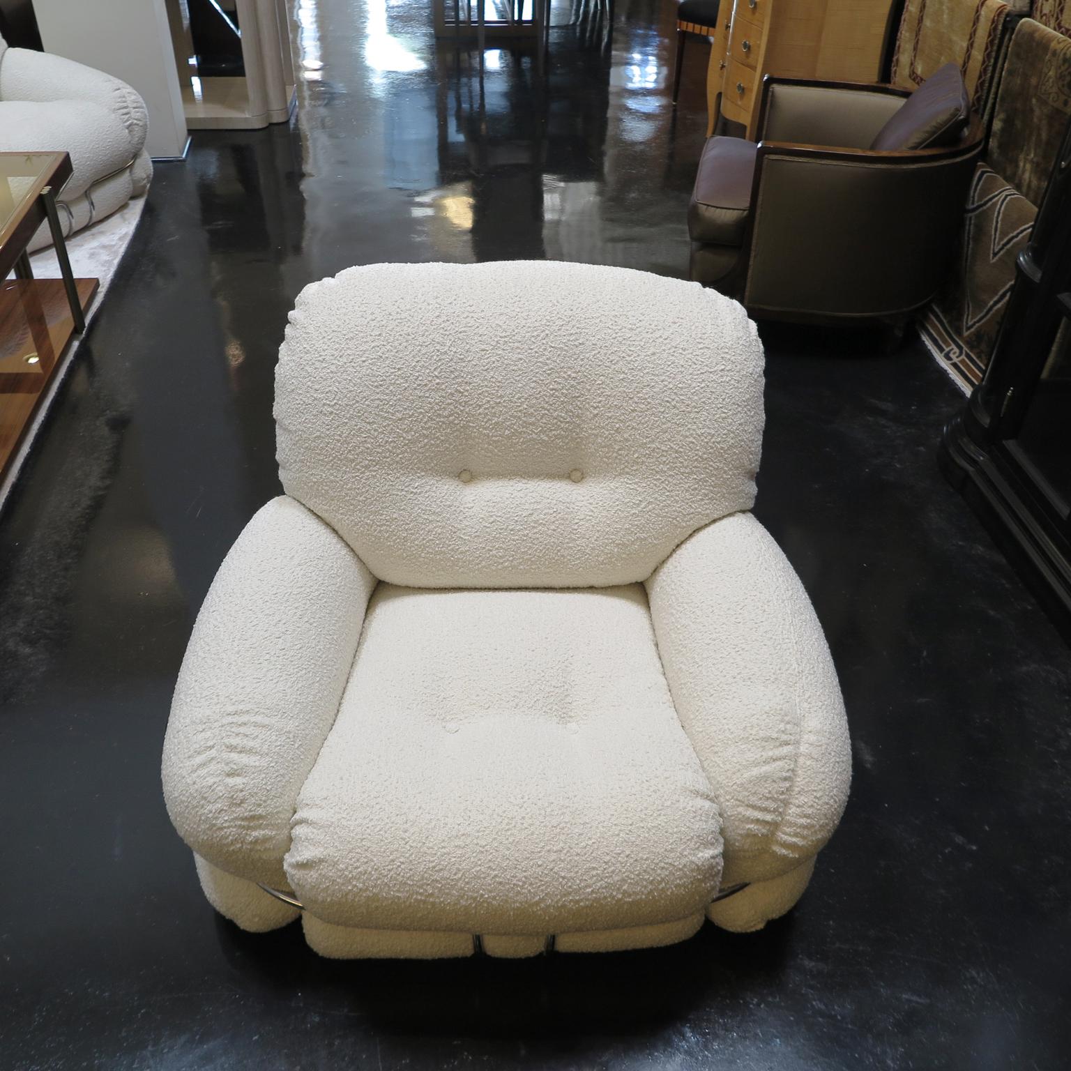 Late 20th Century Pair of Italian lounge Chairs in White Bouclé fabric Attr. Adriano Piazzesi  For Sale