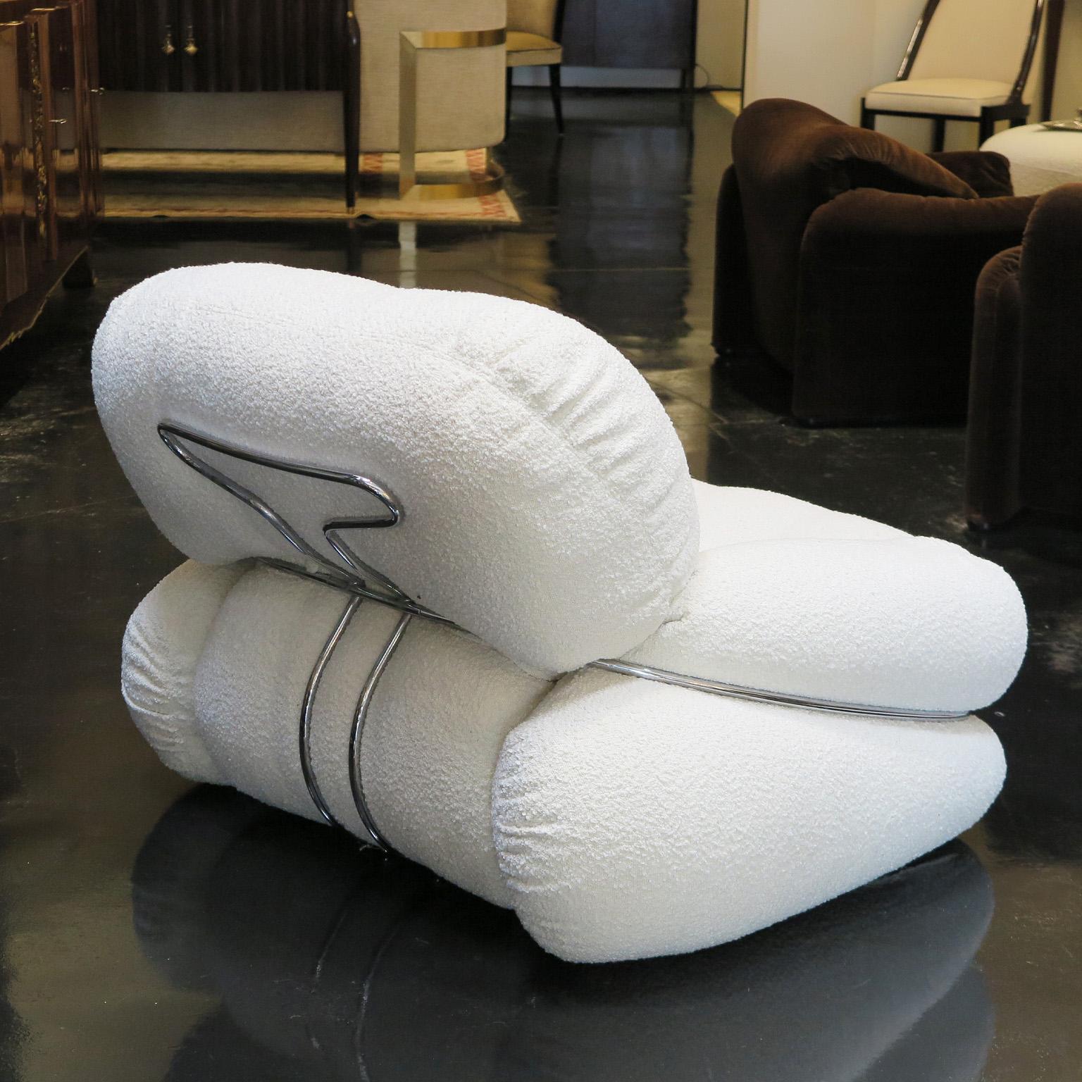 Pair of Italian lounge Chairs in White Bouclé fabric Attr. Adriano Piazzesi  For Sale 3