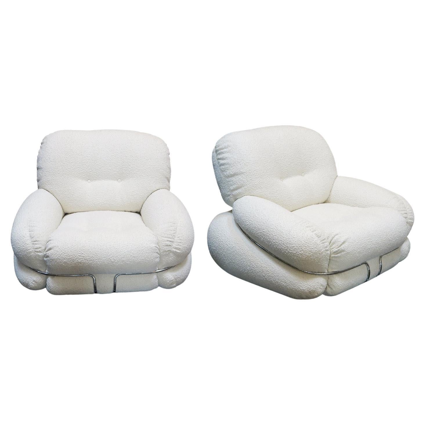 Pair of Italian lounge Chairs in White Bouclé fabric Attr. Adriano Piazzesi  For Sale