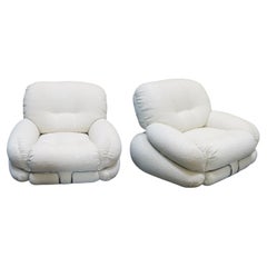 Vintage Pair of Italian lounge Chairs in White Bouclé fabric Attr. Adriano Piazzesi 