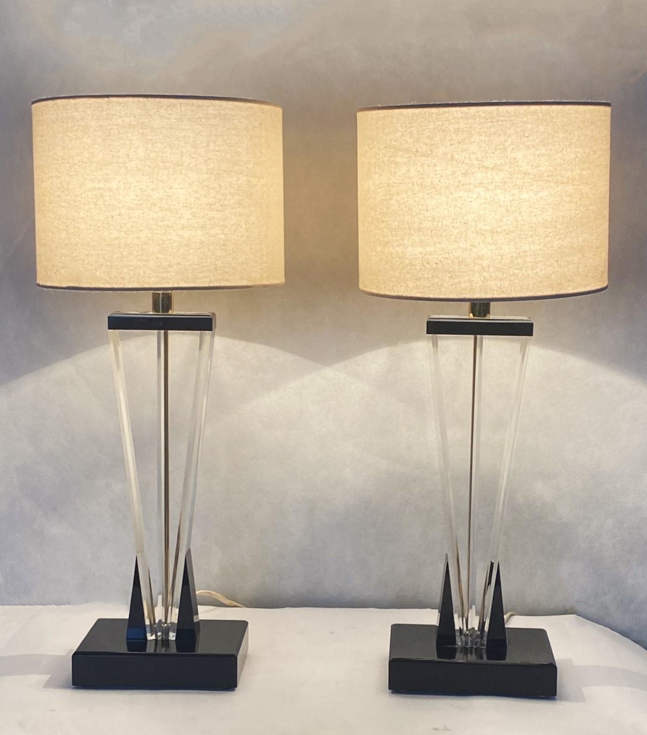 Coppia di lampade da tavolo vintage Hollywood Regency in ottone nero e lucite trasparente, Italia 1960 in vendita 9
