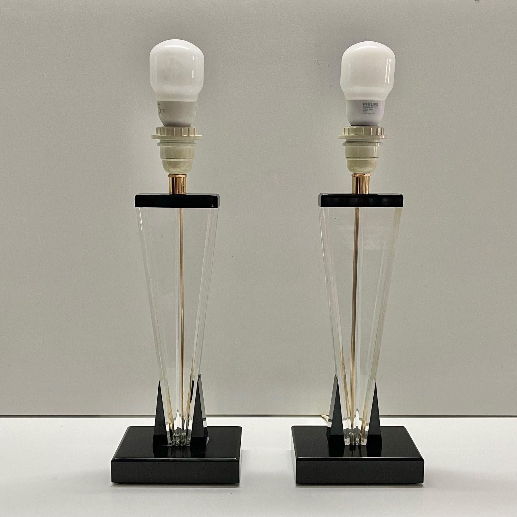 Ein Paar elegante Tischlampen im Recency-Stil aus transparentem und schwarzem Lucite mit Messingbeschlägen, Italien, 1960er Jahre. Beide Lampen in ausgezeichnetem Zustand, keine Schäden, neue Leinenschirme, voll funktionsfähig. Jede Lampe ist für