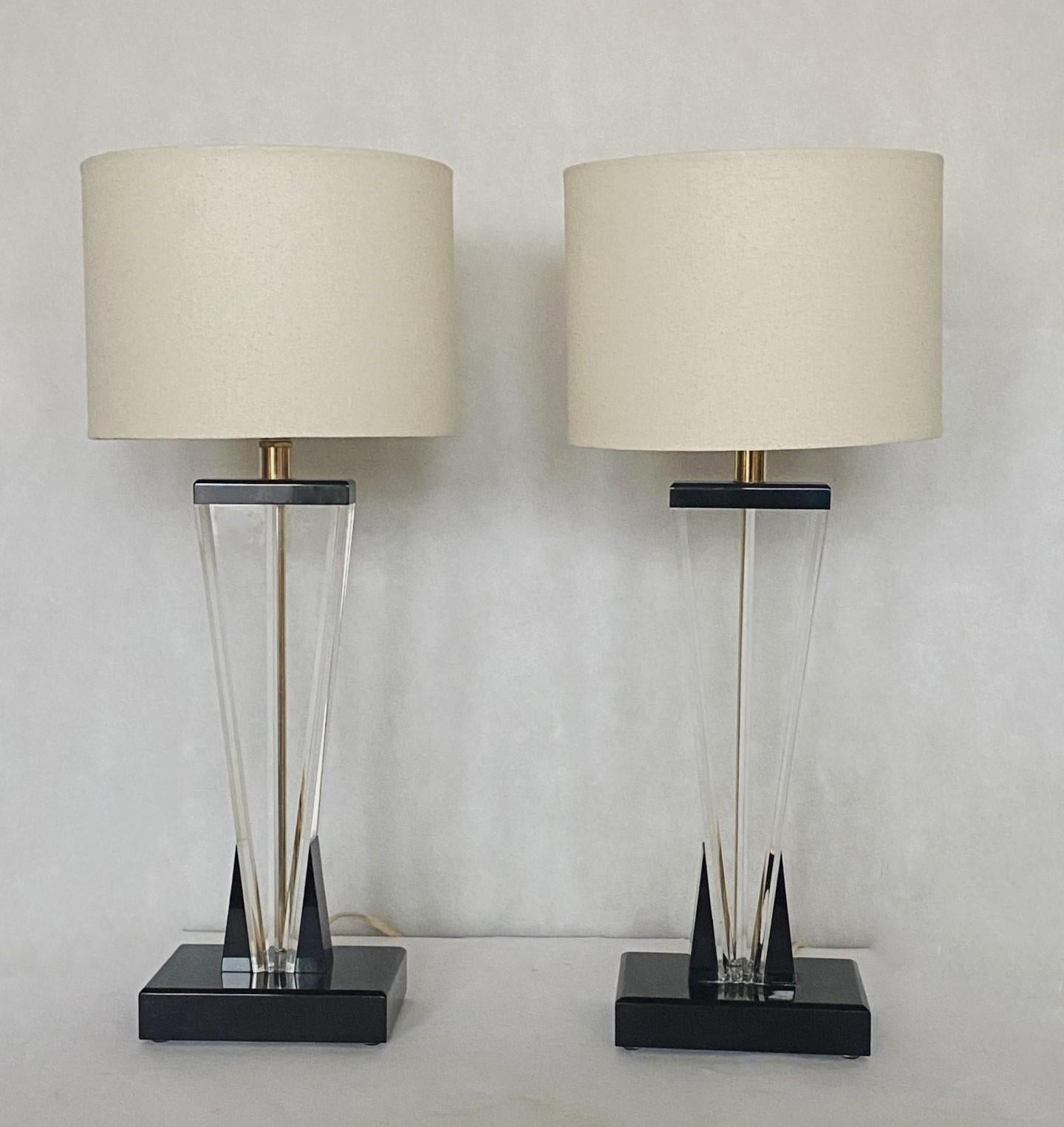 Paar italienische Lucite-Tischlampen, 1960er-Jahre (Italienisch) im Angebot