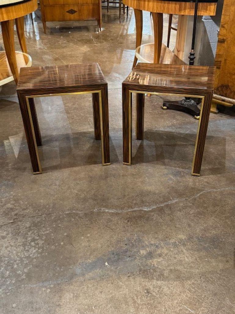 Preciosa pareja de mesas auxiliares italianas de Macasar y latón. ¡Crea un aspecto muy elegante!
14w x 15d x 22h