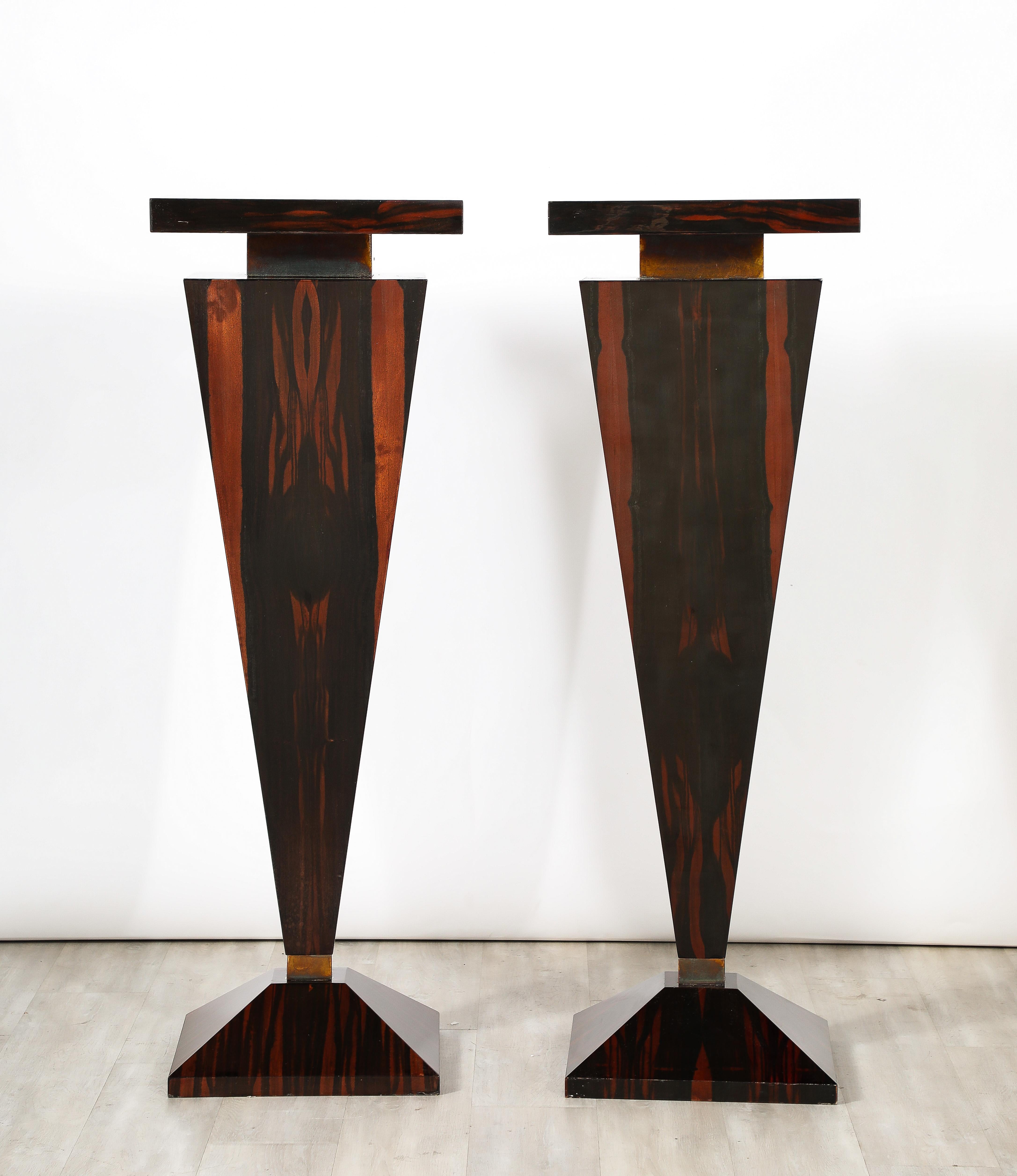 Paar italienische Pedestale aus Makassar-Ebenholz, Italien, um 1970 im Angebot 6