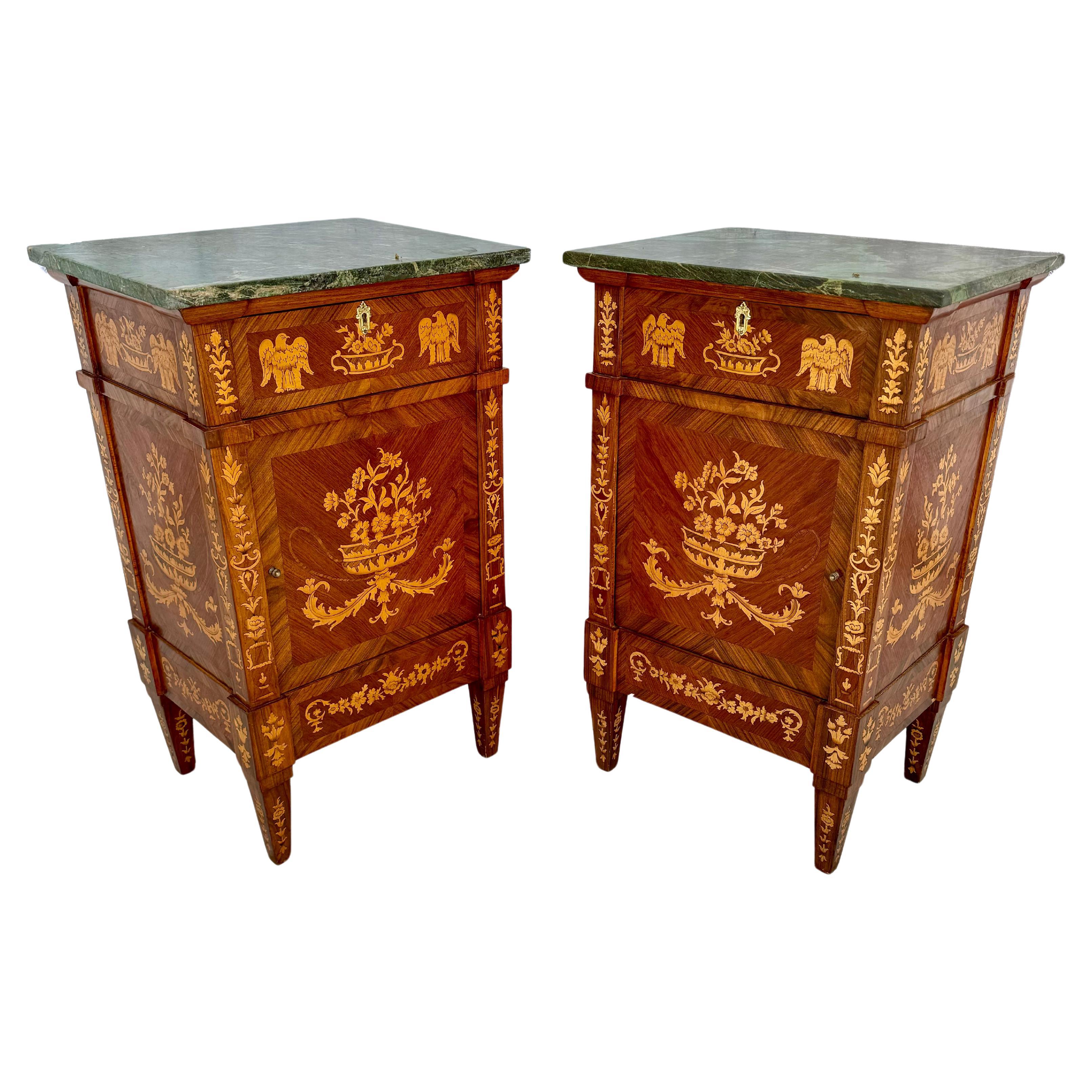 Paire de tables de chevet italiennes marquetées Maggiolini en vente